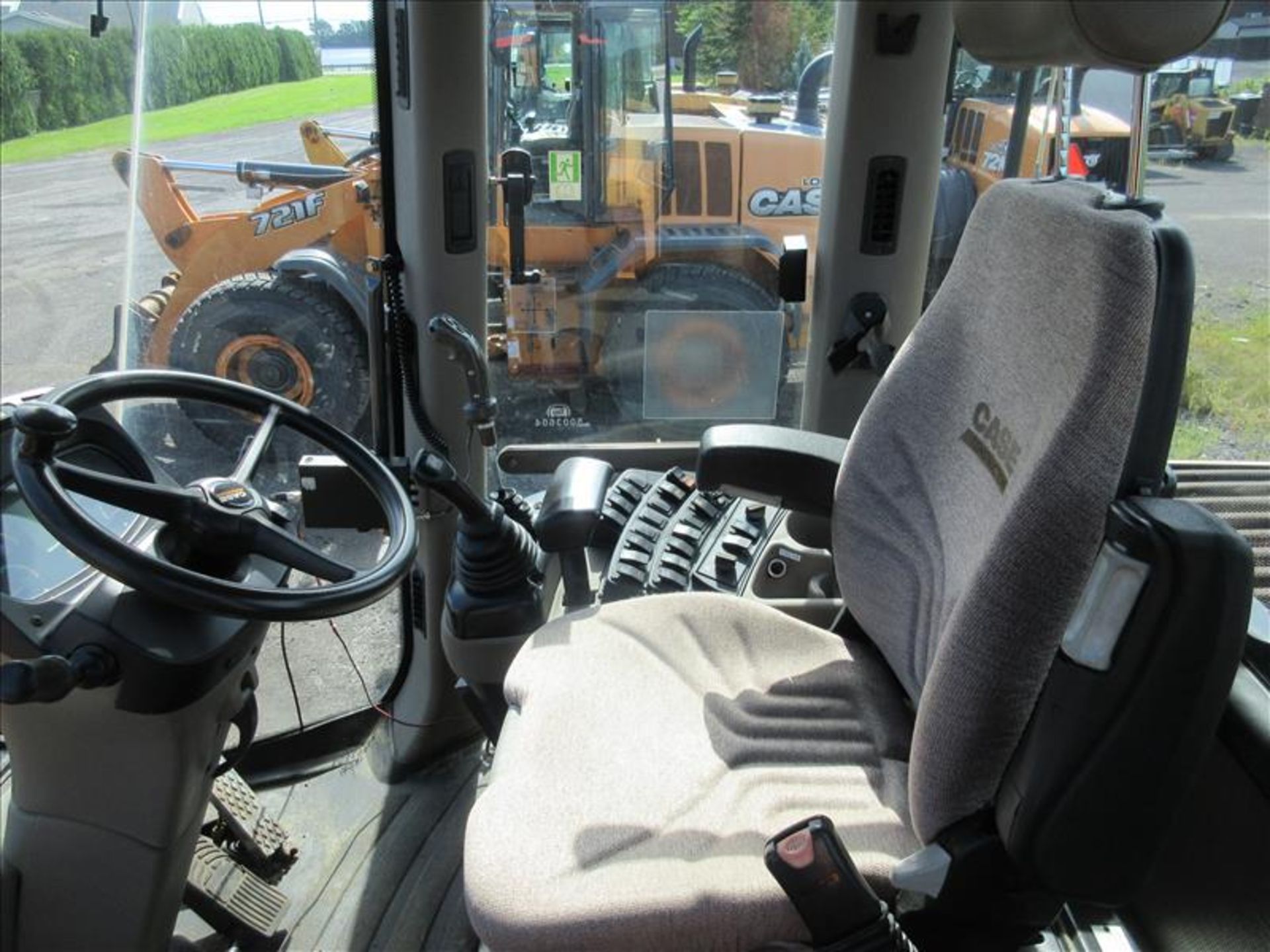 Case 621F Wheel Loader, enclosed cab, auxiliairy hydraulic system, GRYB Q/C, GRYB bucket, X - Image 7 of 16
