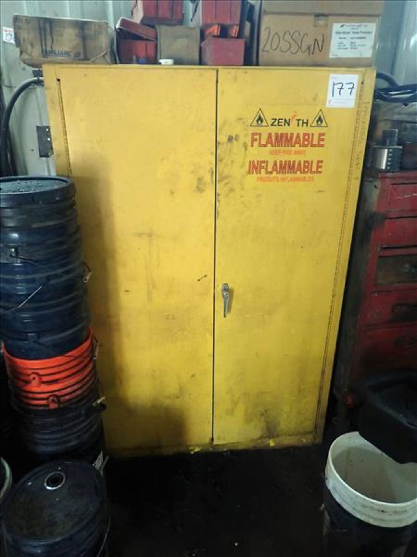 Zenith flammables cabinet, 45 gal. (Loc Repentigny)