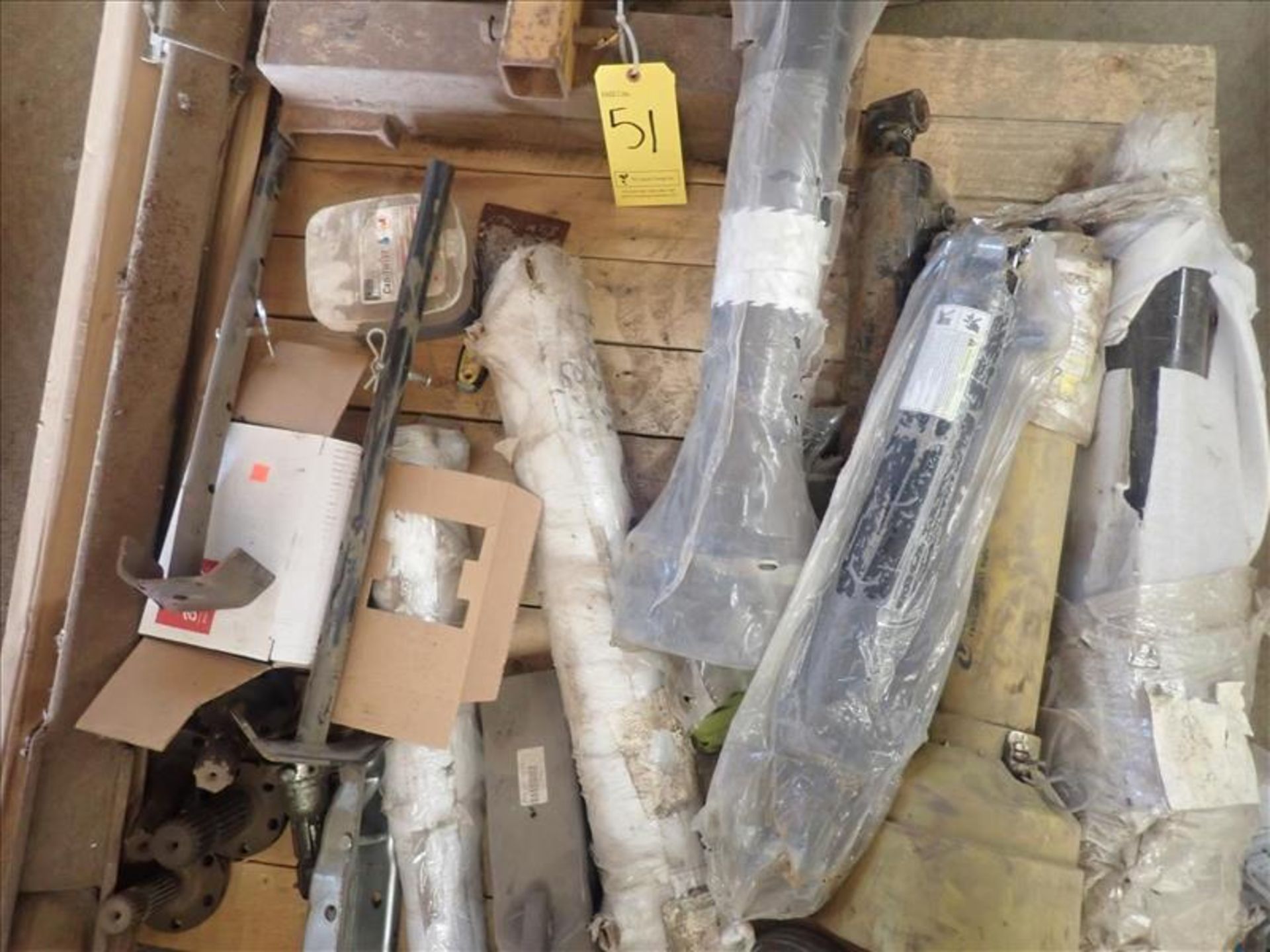 (skid) misc. spare parts: PTO drive shafts, hydraulic cylinders, etc. (Loc Saint-Sulpice)