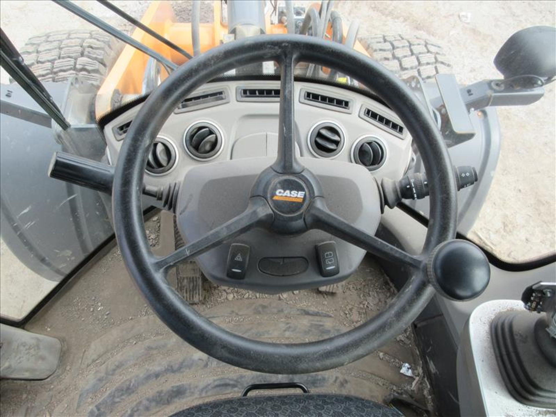 Case 621G Wheel Loader, enclosed cab, auxiliairy hydraulic system, GRYB Q/C, rearview camera, X - Image 10 of 14