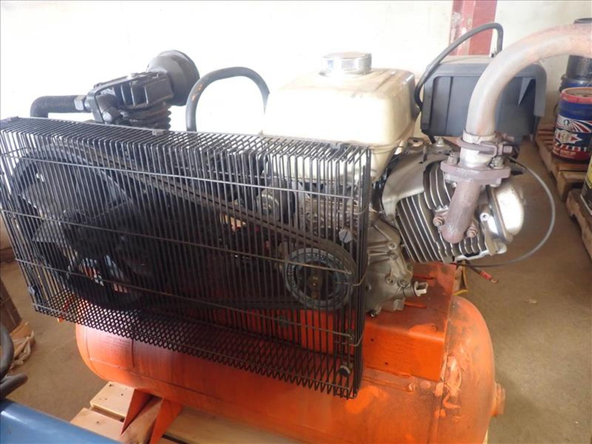 DV air compressor, mod. DEV-55/IS11-4430, 11 hp, tank mounted w/ Honda GX340 gas eng. (Loc Saint- - Image 2 of 7