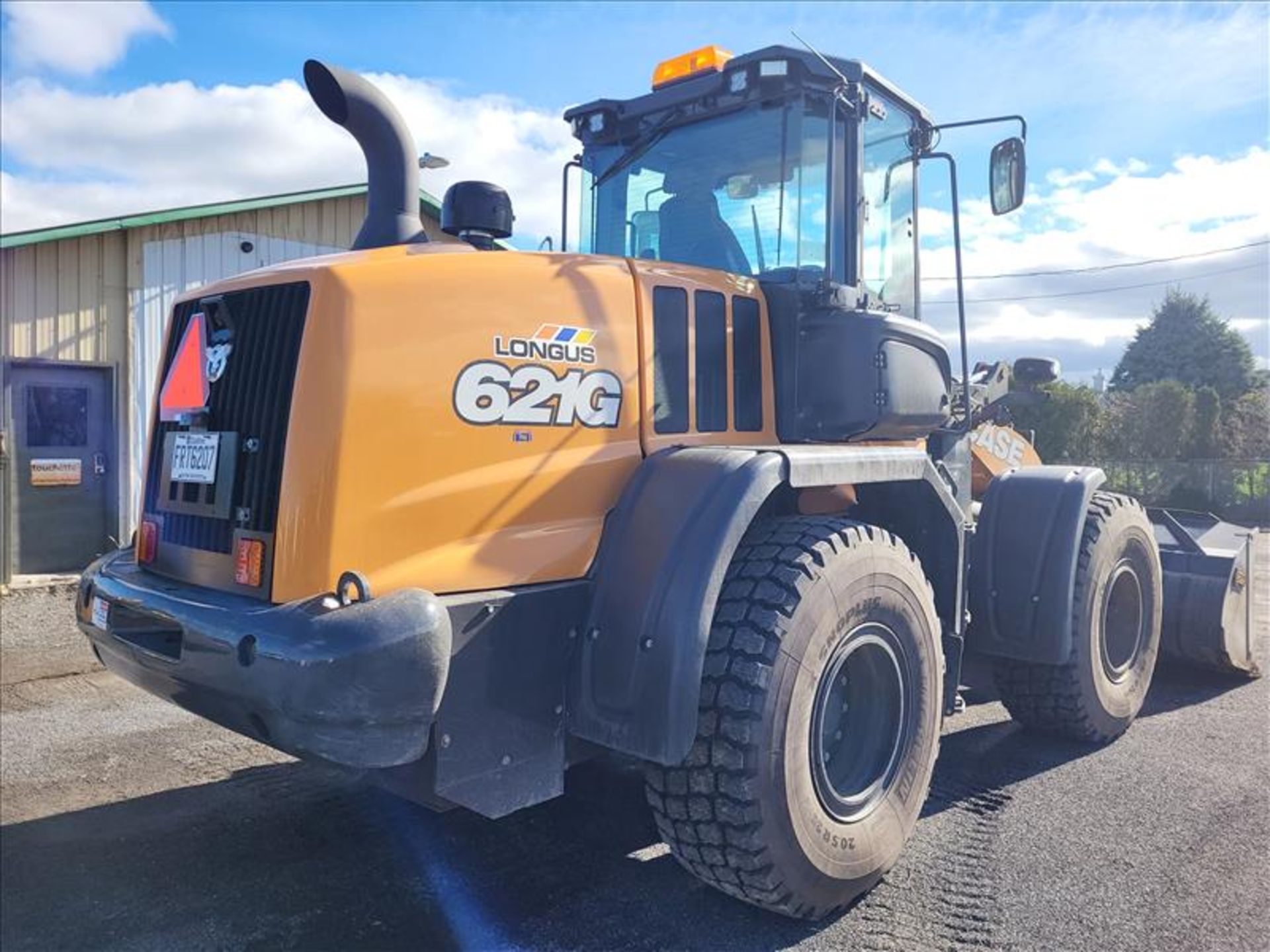 Case 621G Wheel Loader, enclosed cab, auxiliairy hydraulic system, GRYB Q/C, rearview camera, - Image 2 of 20
