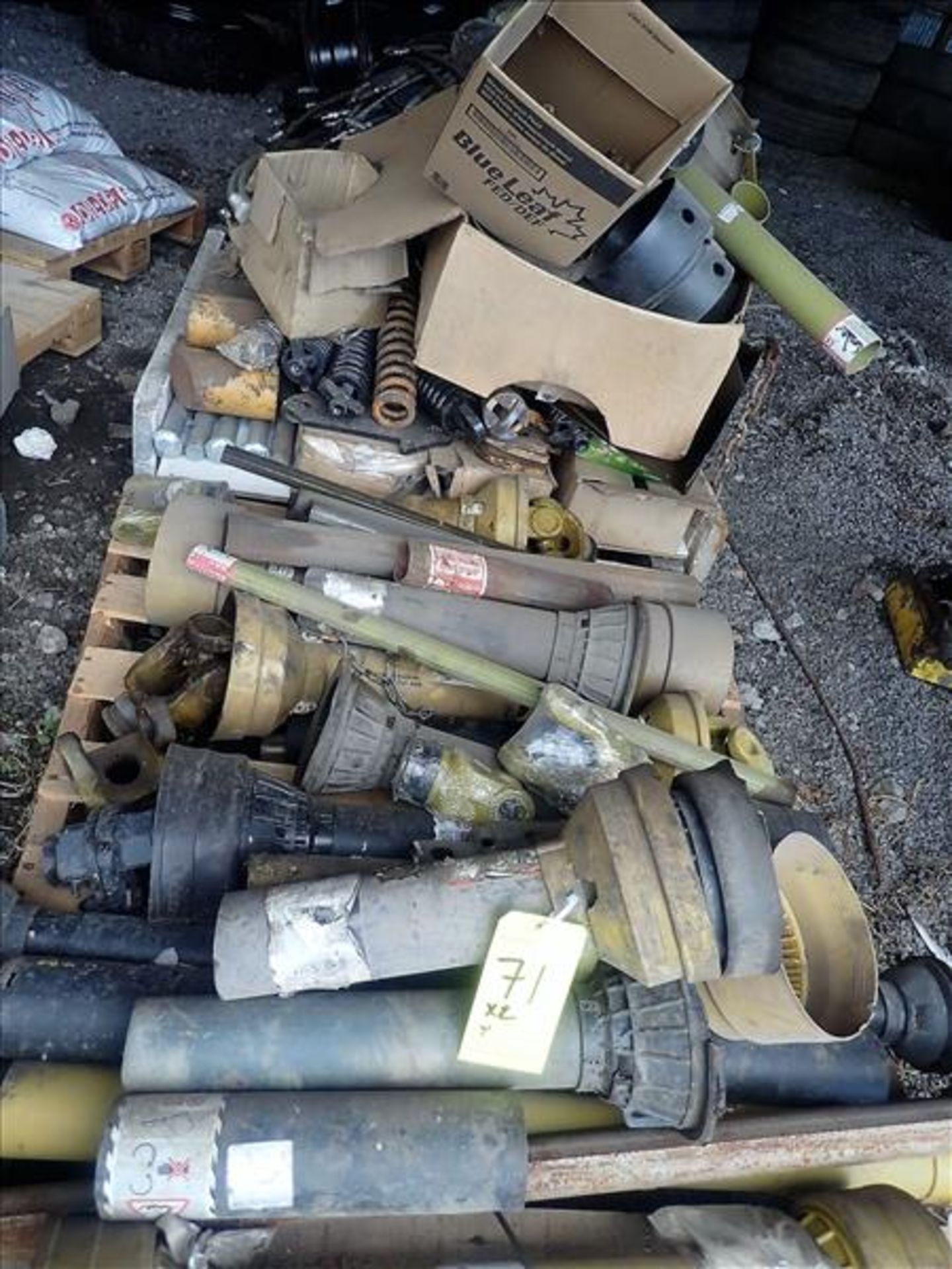 (skid) misc. spare parts: PTO drive shafts, hydraulic cylinders, etc. (Loc Saint-Sulpice)