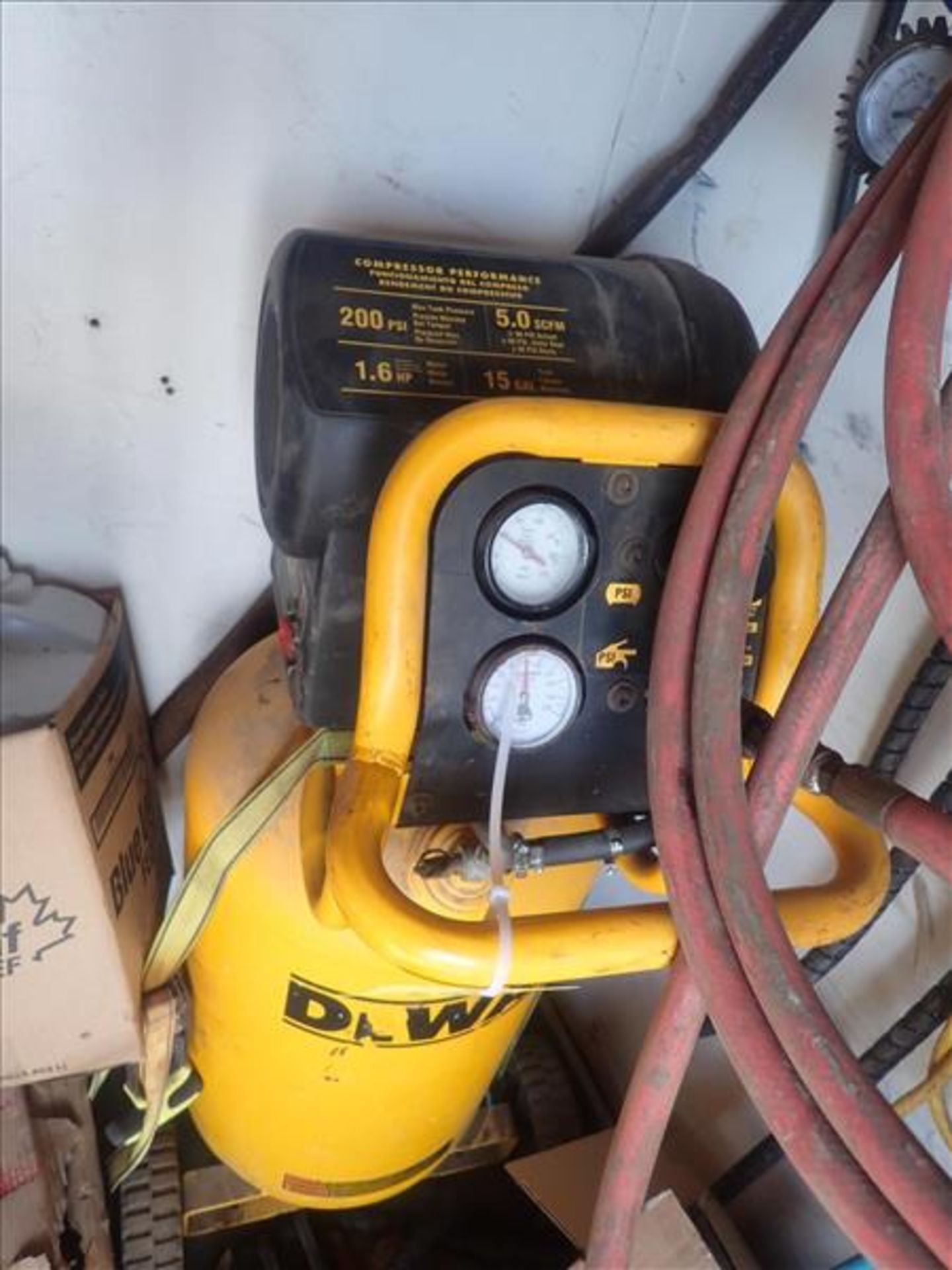 Dewalt portable air compressor, 1.6 hp, 15 gal. (Loc Saint-Sulpice) - Image 2 of 2