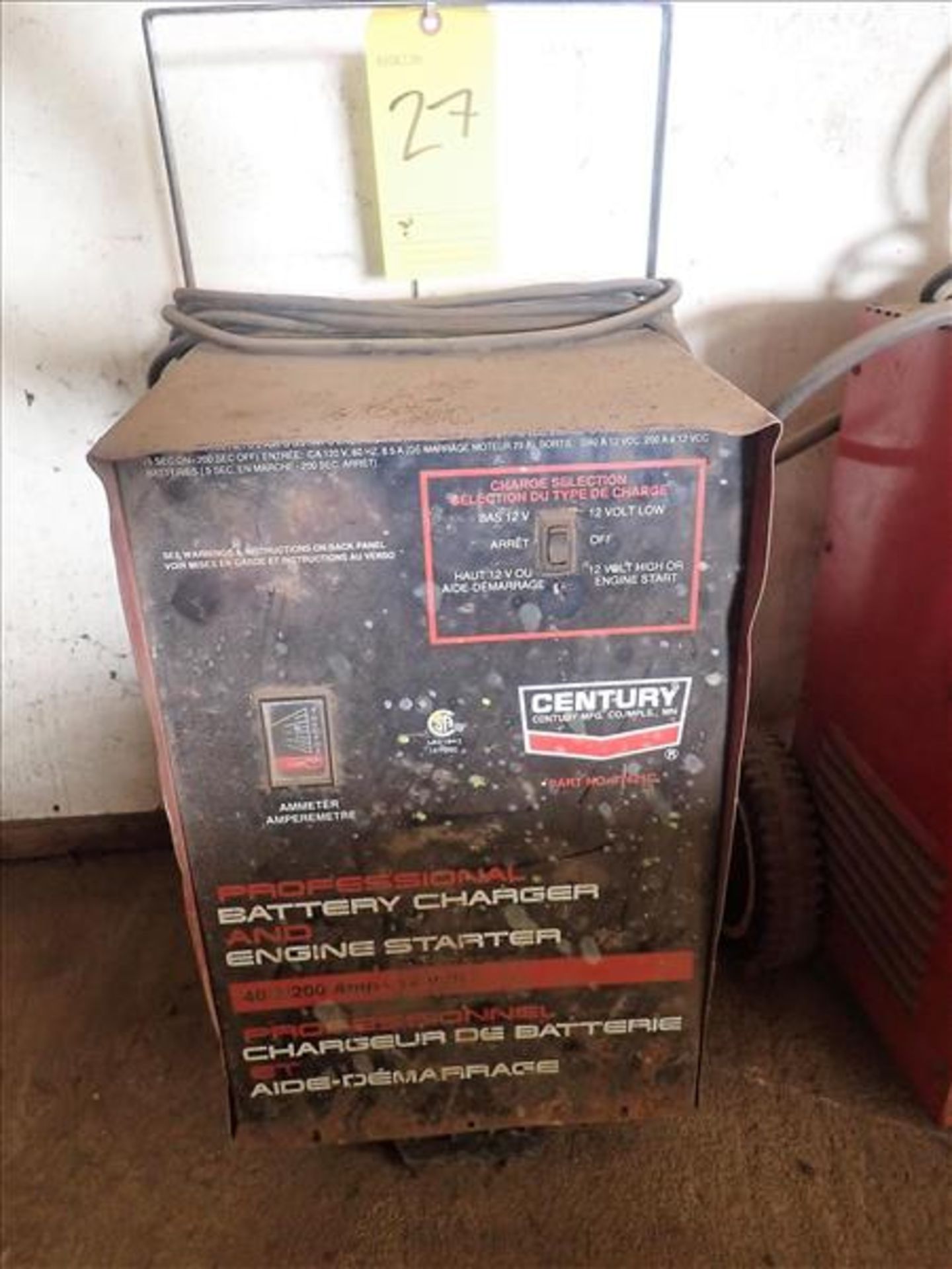 Century 12V battery charger and engine starter (Loc Saint-Sulpice)
