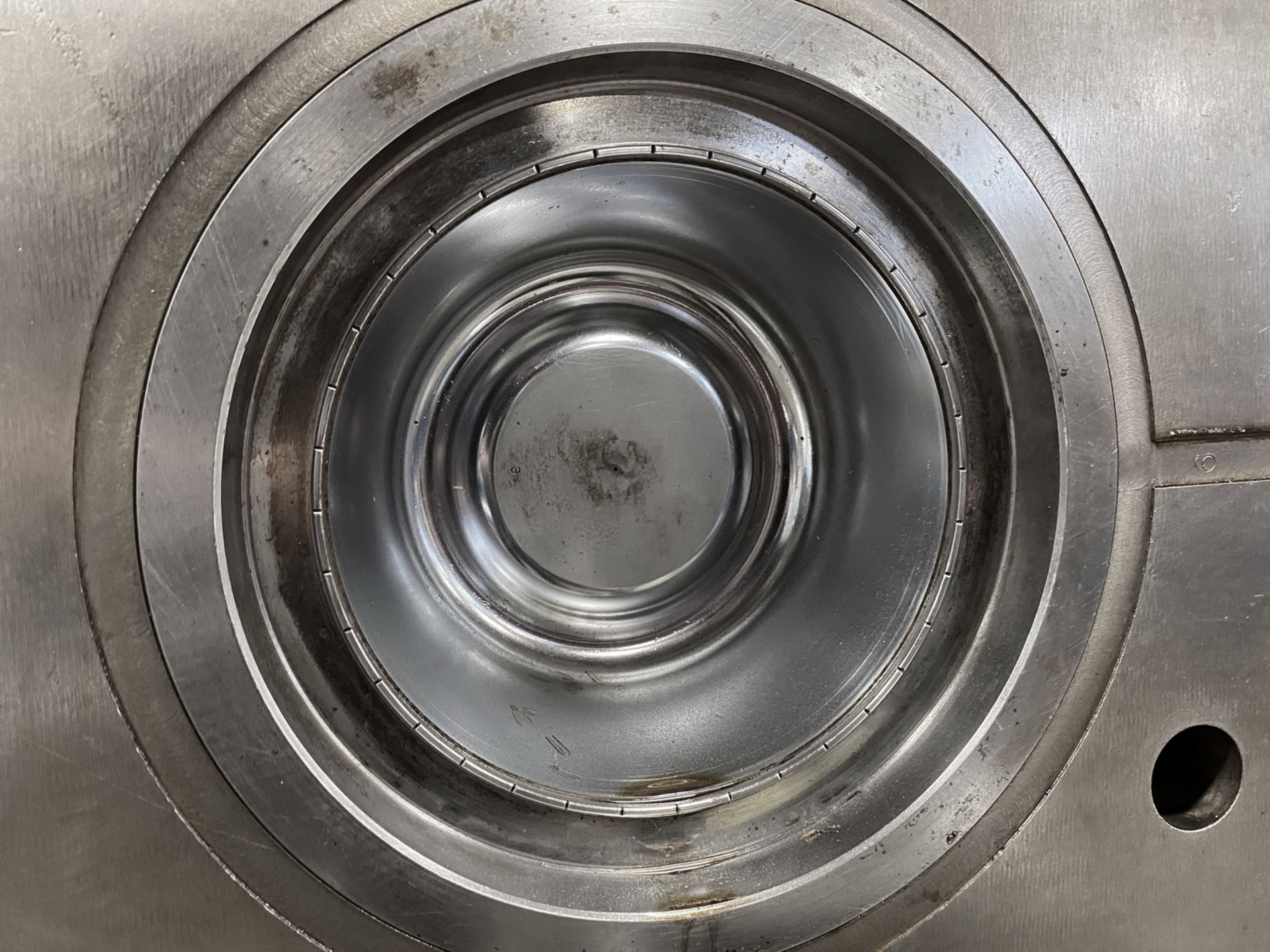32oz/1lt - 6.75 Dia. Container Mold - Image 9 of 10