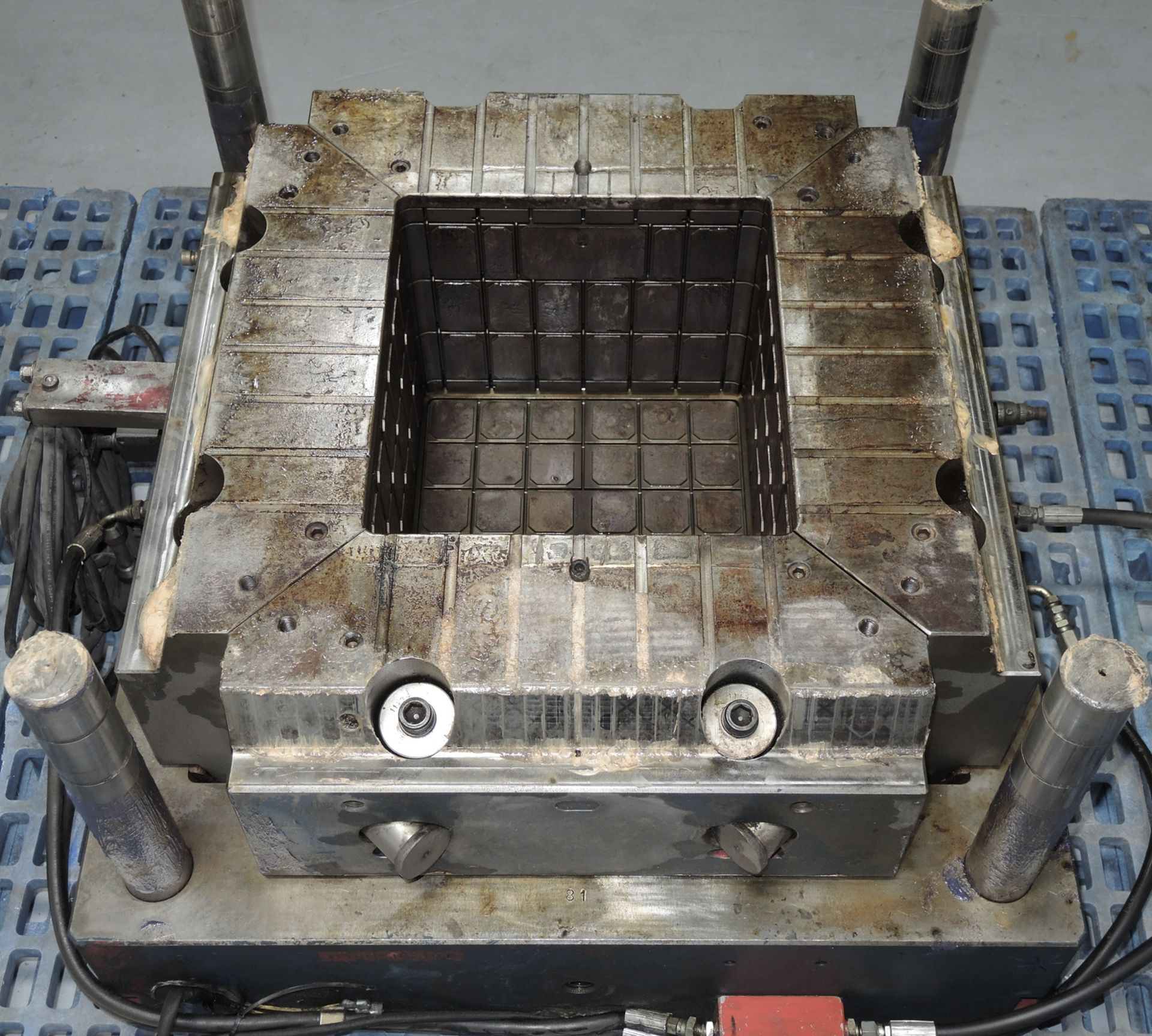 Multi-Use Light Weight Large Crate Mold - Image 7 of 13