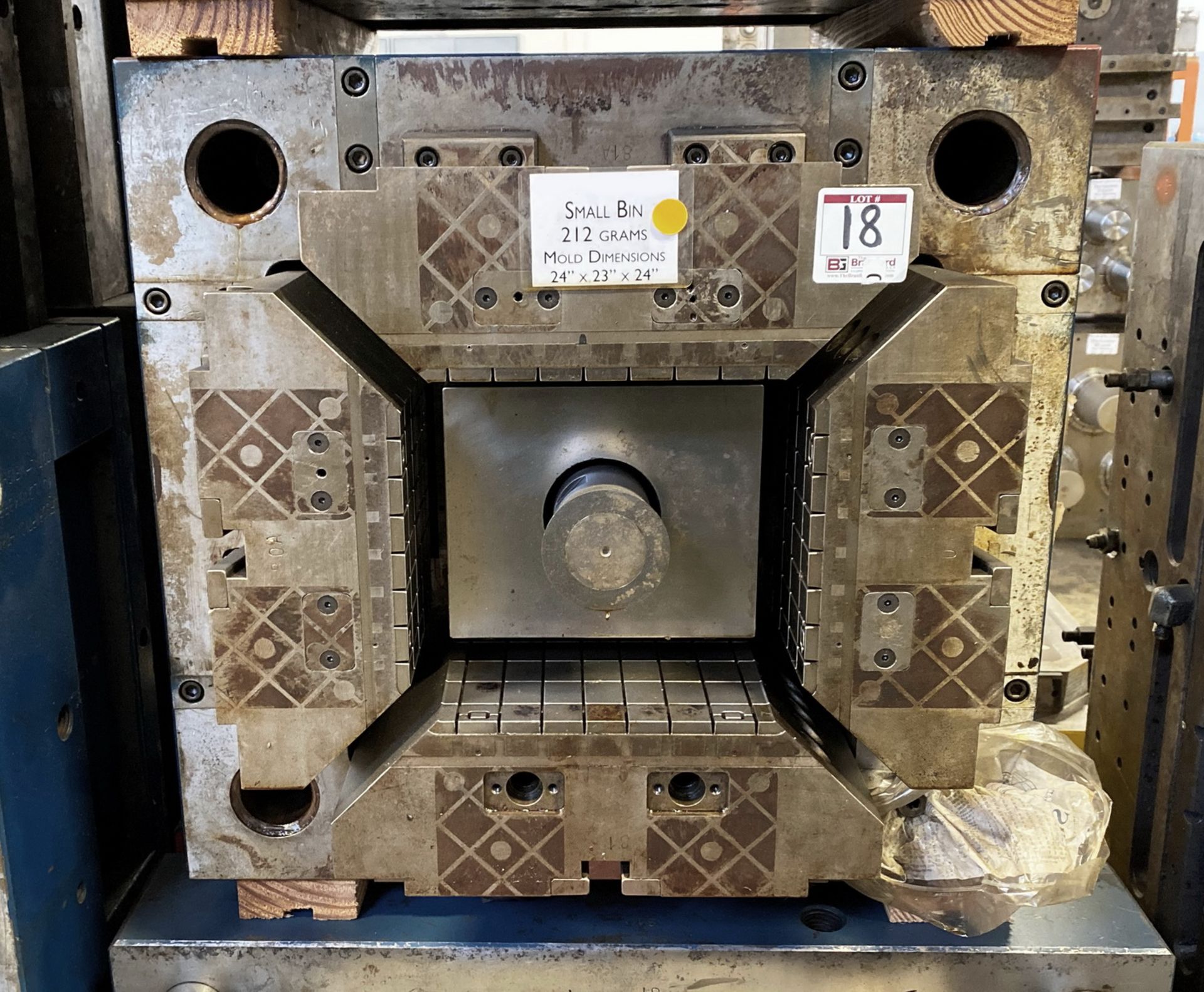 Small Stackable Panel Crate Mold - Image 3 of 12