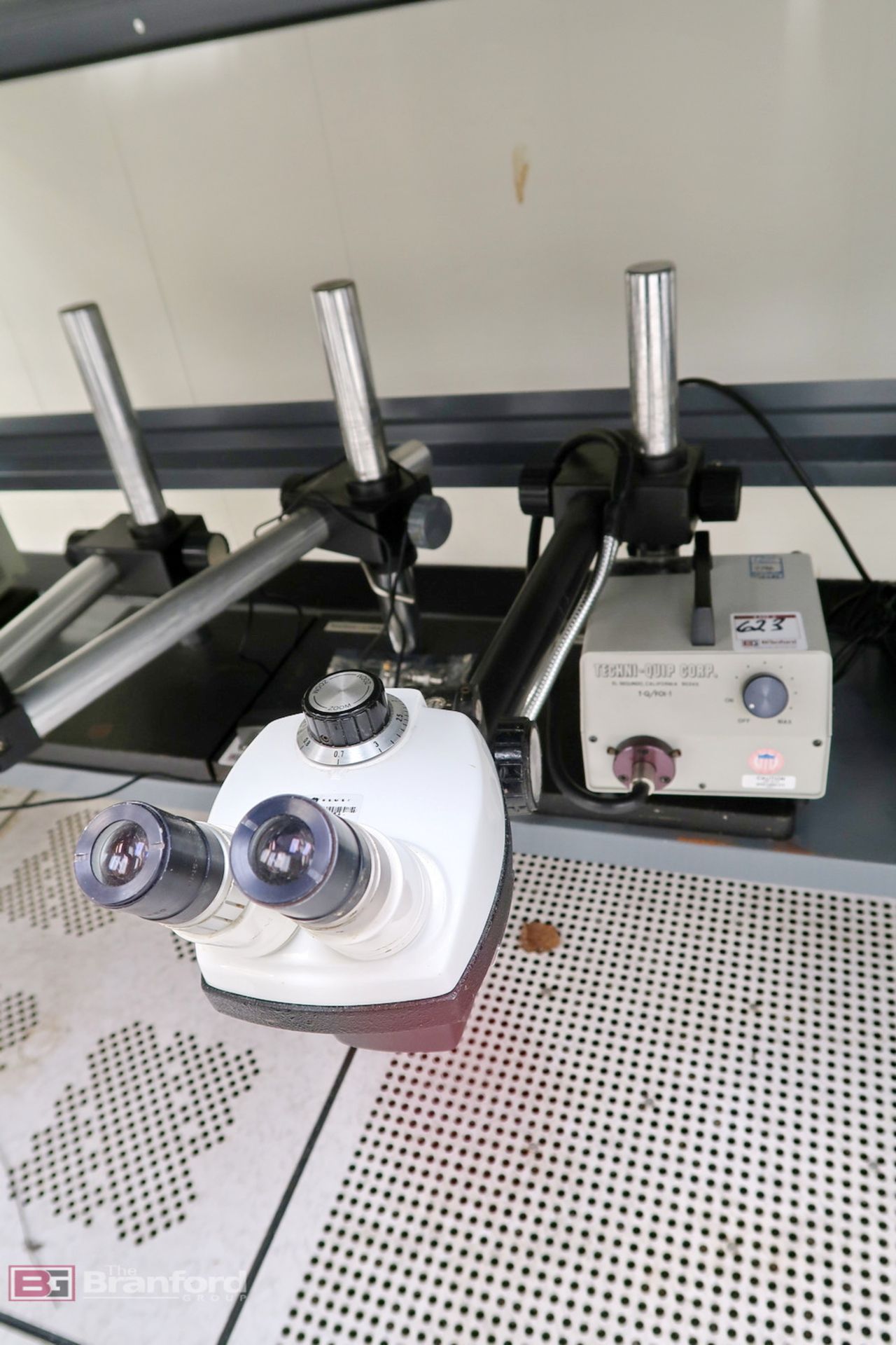 Stereozoom microscope w/ Techni-Quip light source