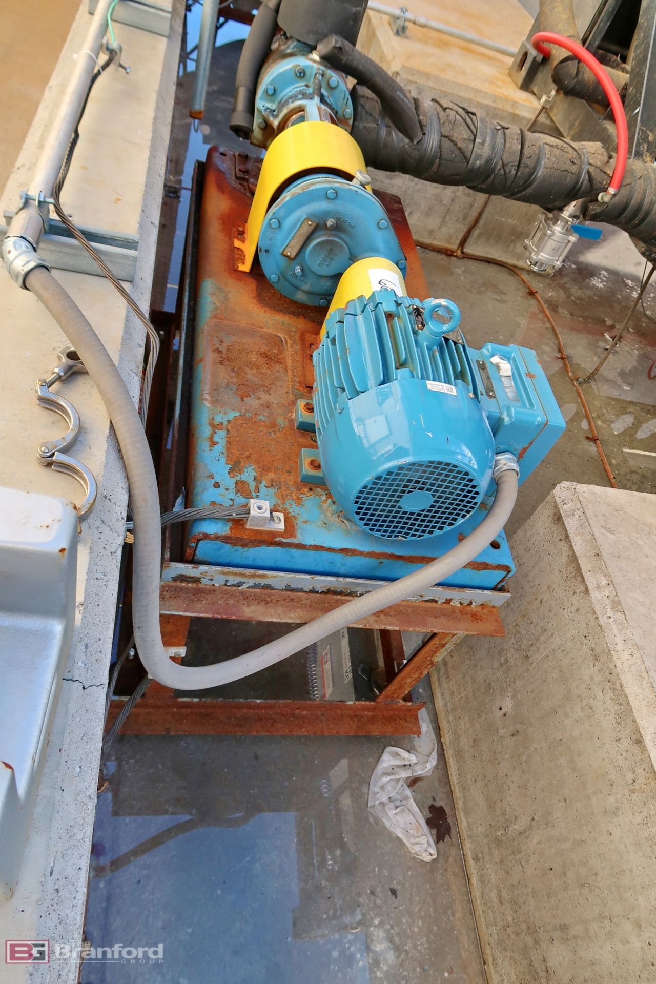 Recirculating pump on stand - Image 2 of 3