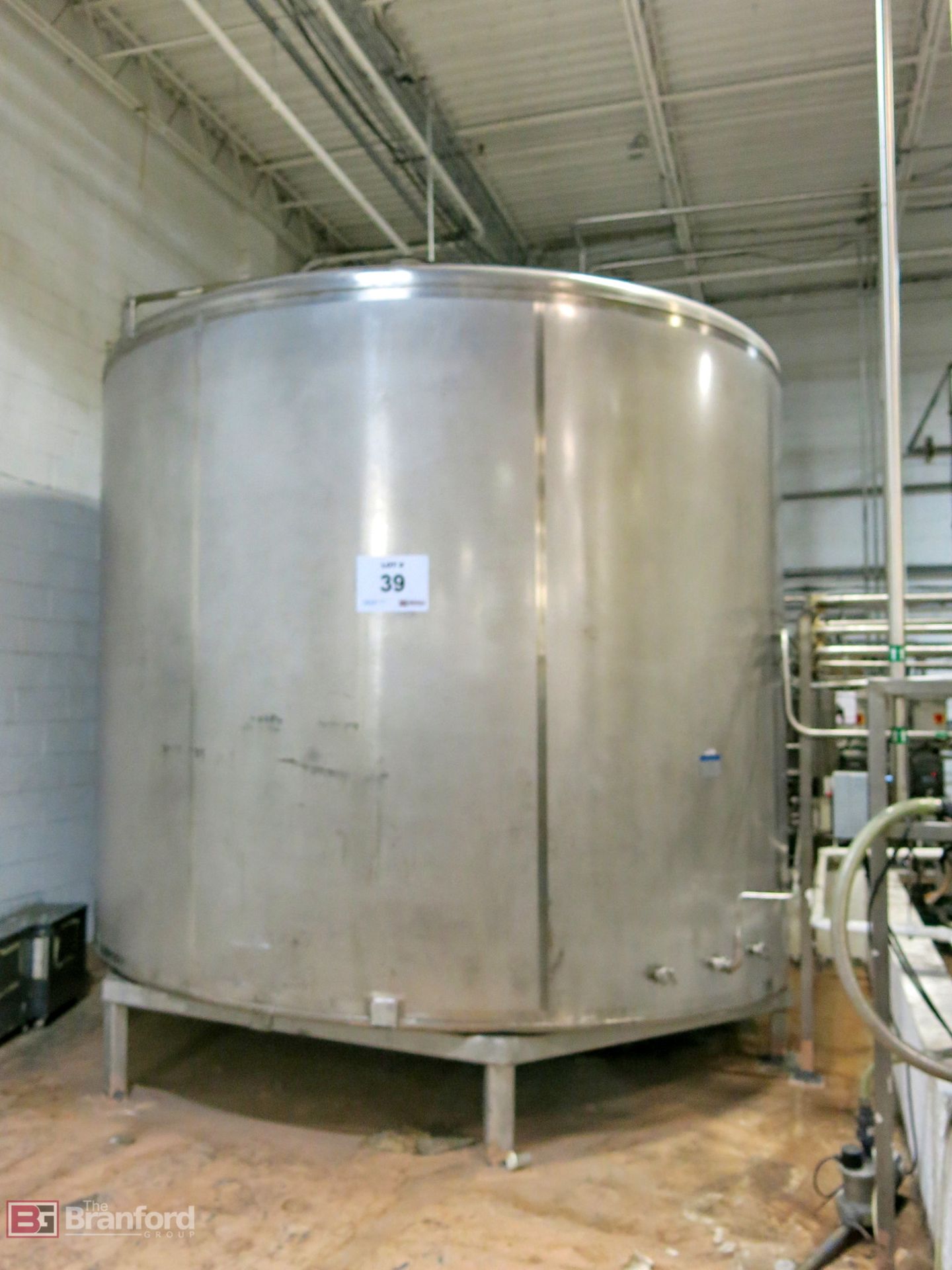 Mueller 8000-gallon cap. stainless steel flat bottom liquid storage tank