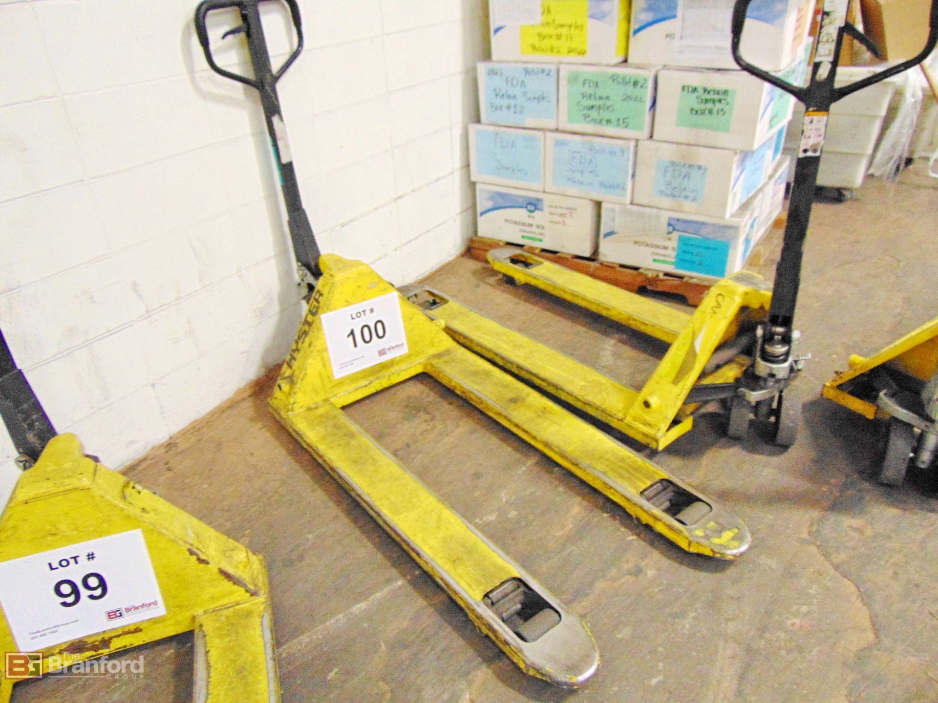 Hyster approx. 5000-lb cap. hydraulic pallet jack