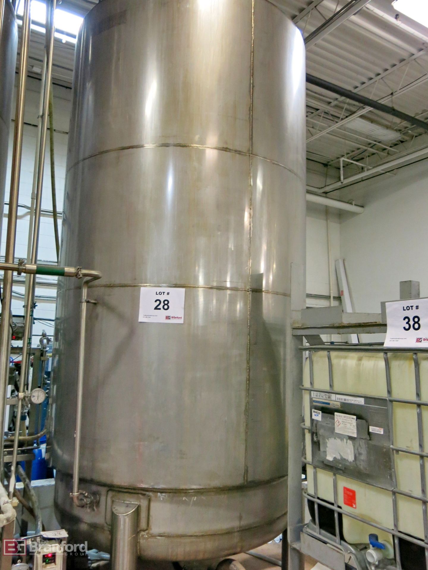 Mueller 2500-gallon stainless steel round bottom agitating tank - Image 3 of 6