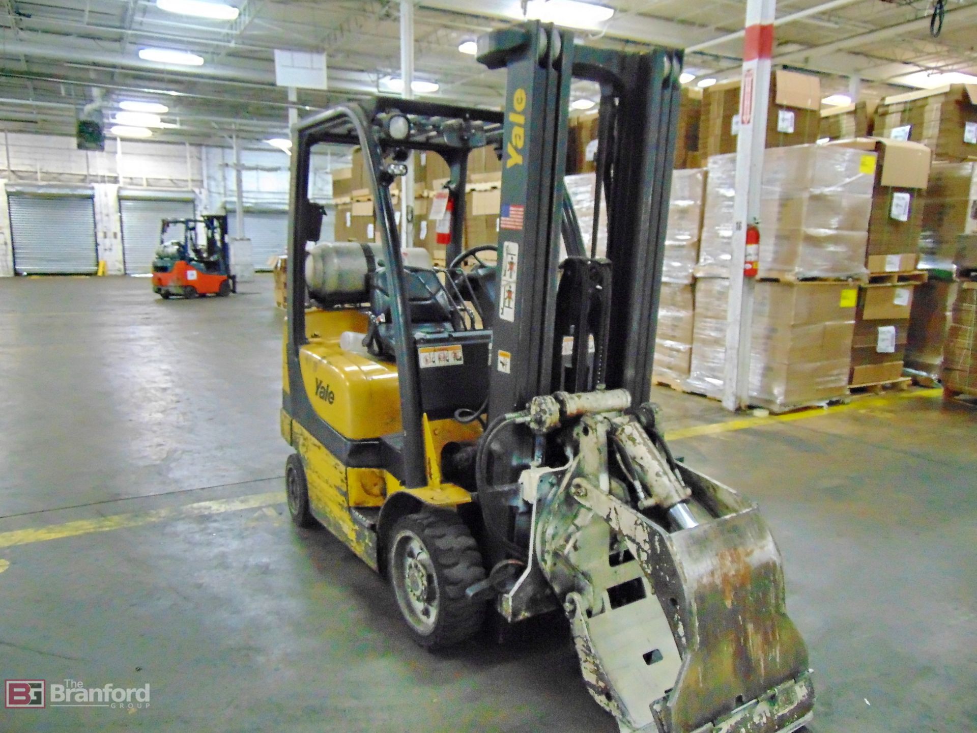 Yale model GLC05VXNURE088 5000-Lb cap. Roll clamp forklift - Image 3 of 5