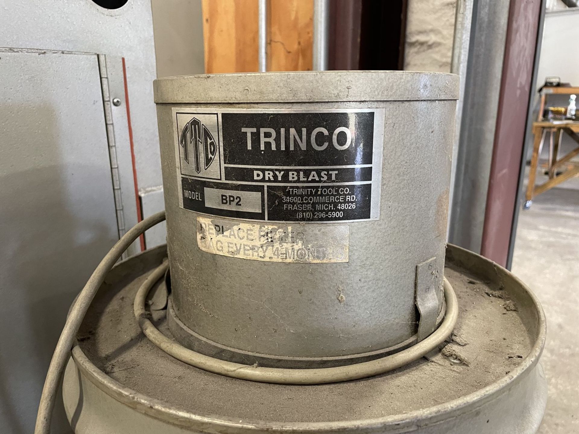 Trinco 48 / BP Sand Blasting Cabinet w/ Trinco BP2 Vacuum - Image 4 of 4
