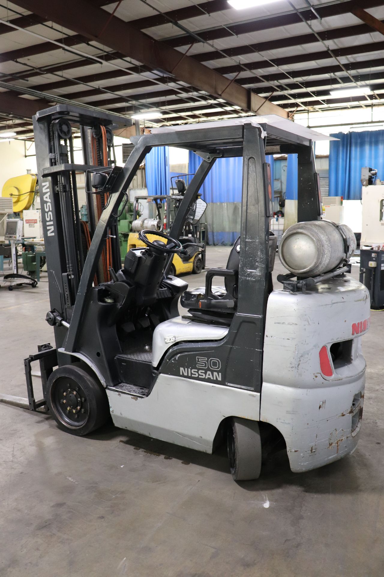 Nissan MCPL02A25LV 5000 Lb. Capacity 3 Stage Mast Cushion Propane Forklift - Image 6 of 13