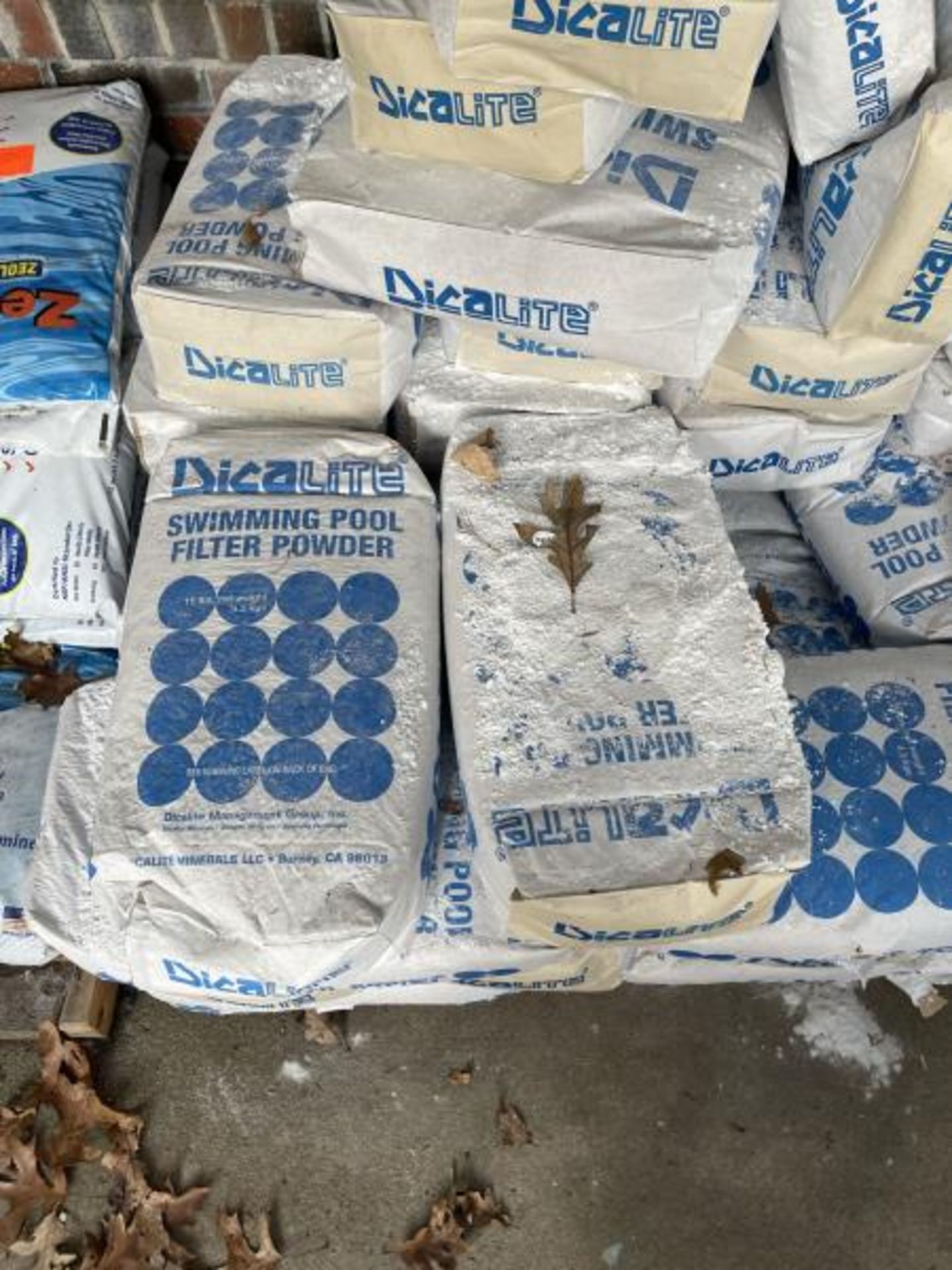 Pallet of DicaLite swimming pool filter power in 4.5Kg containers - Image 2 of 2