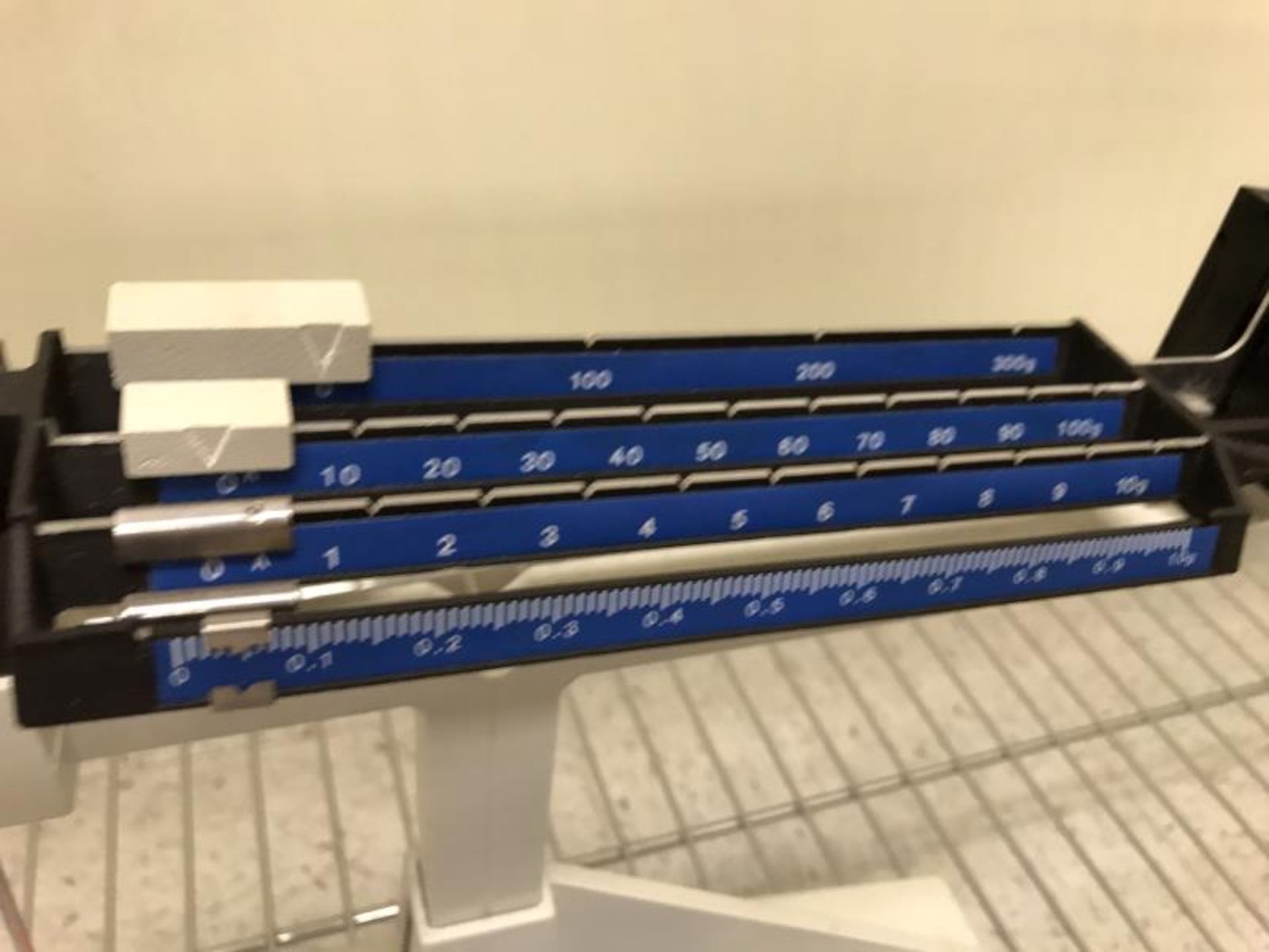 Fisher Scientific Scale with weights, M: 411 - Image 2 of 4