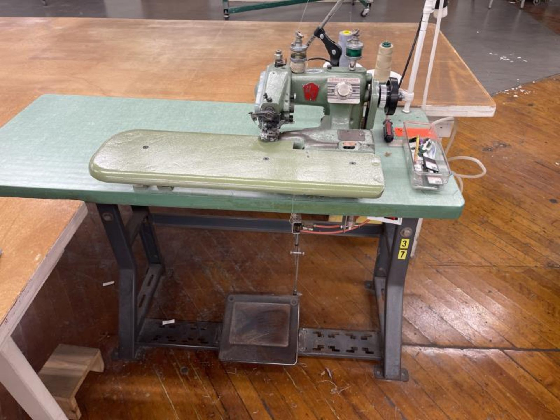 US Blind Stitch Sewing Machine M: 1099-CS-1-HH (718-9) SN: 117641 - Image 4 of 4