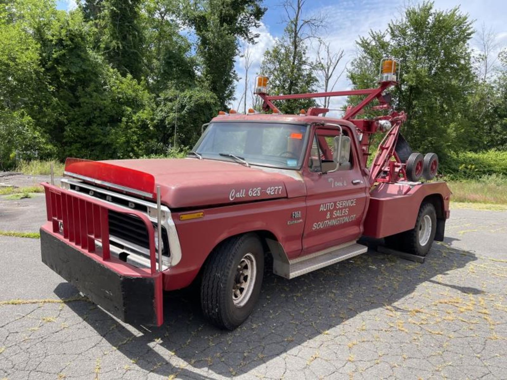 1976 Ford F350 Custom Wrecker, Holmes 480 Wrecker Bed, VIN: KE241T607656 w/ Base 127, Rear - Image 2 of 31