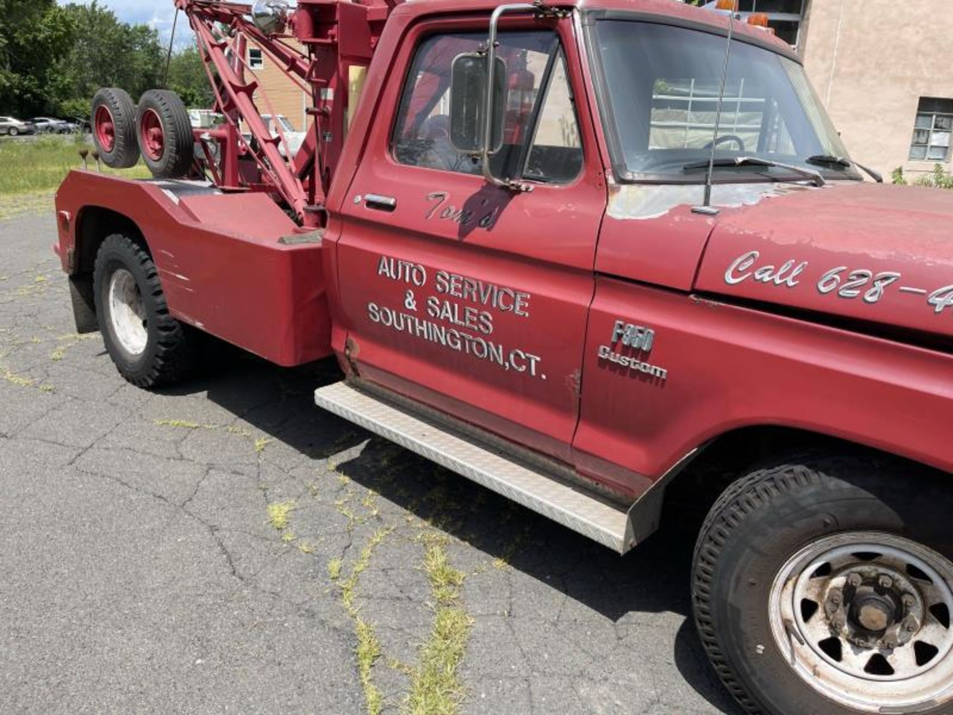 1976 Ford F350 Custom Wrecker, Holmes 480 Wrecker Bed, VIN: KE241T607656 w/ Base 127, Rear - Image 5 of 31