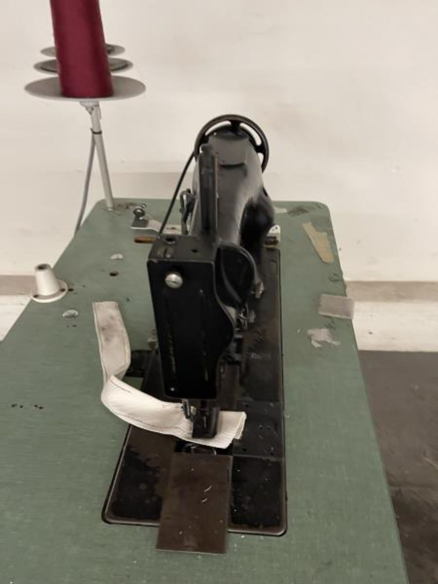 Singer Sewing Machine - Image 6 of 9