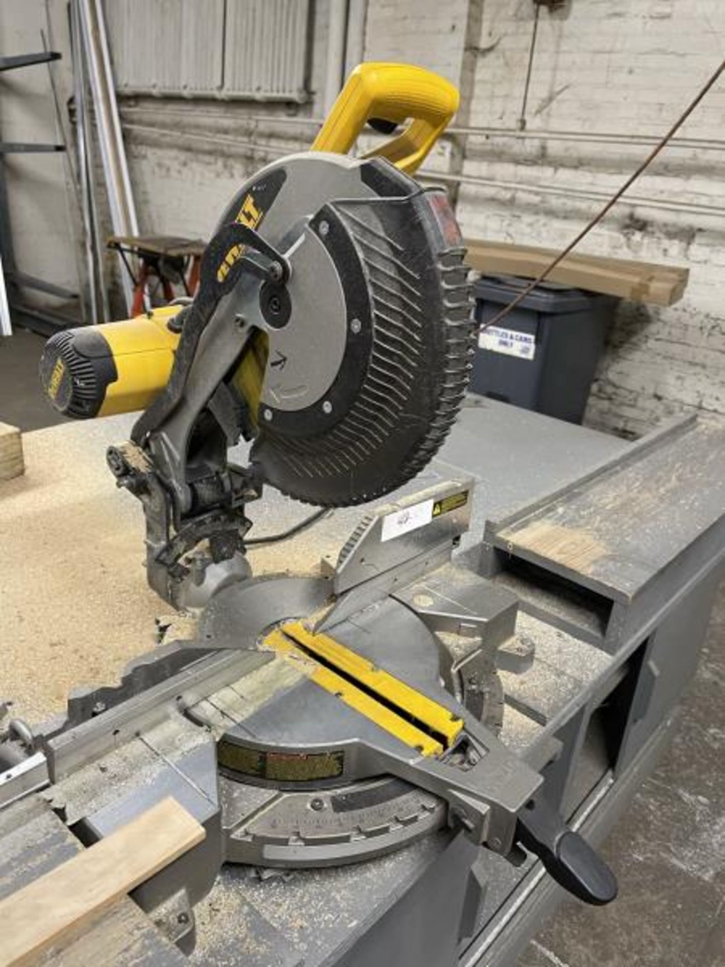 DeWalt Saw M: DW716 12" Compound Miter Saw - Image 2 of 3