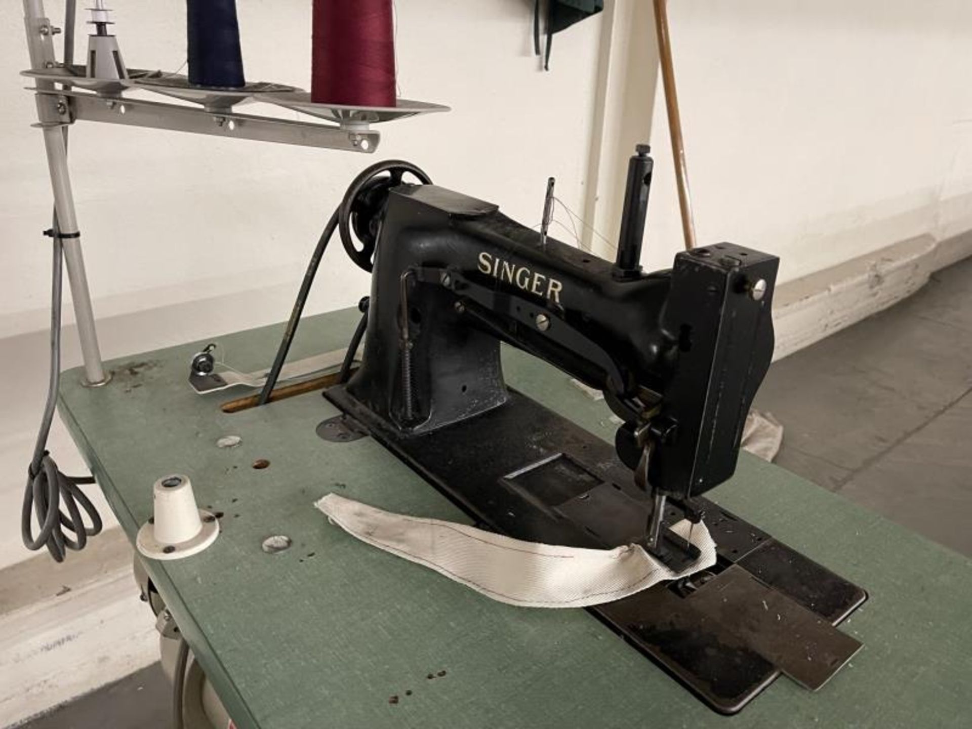 Singer Sewing Machine - Image 7 of 9