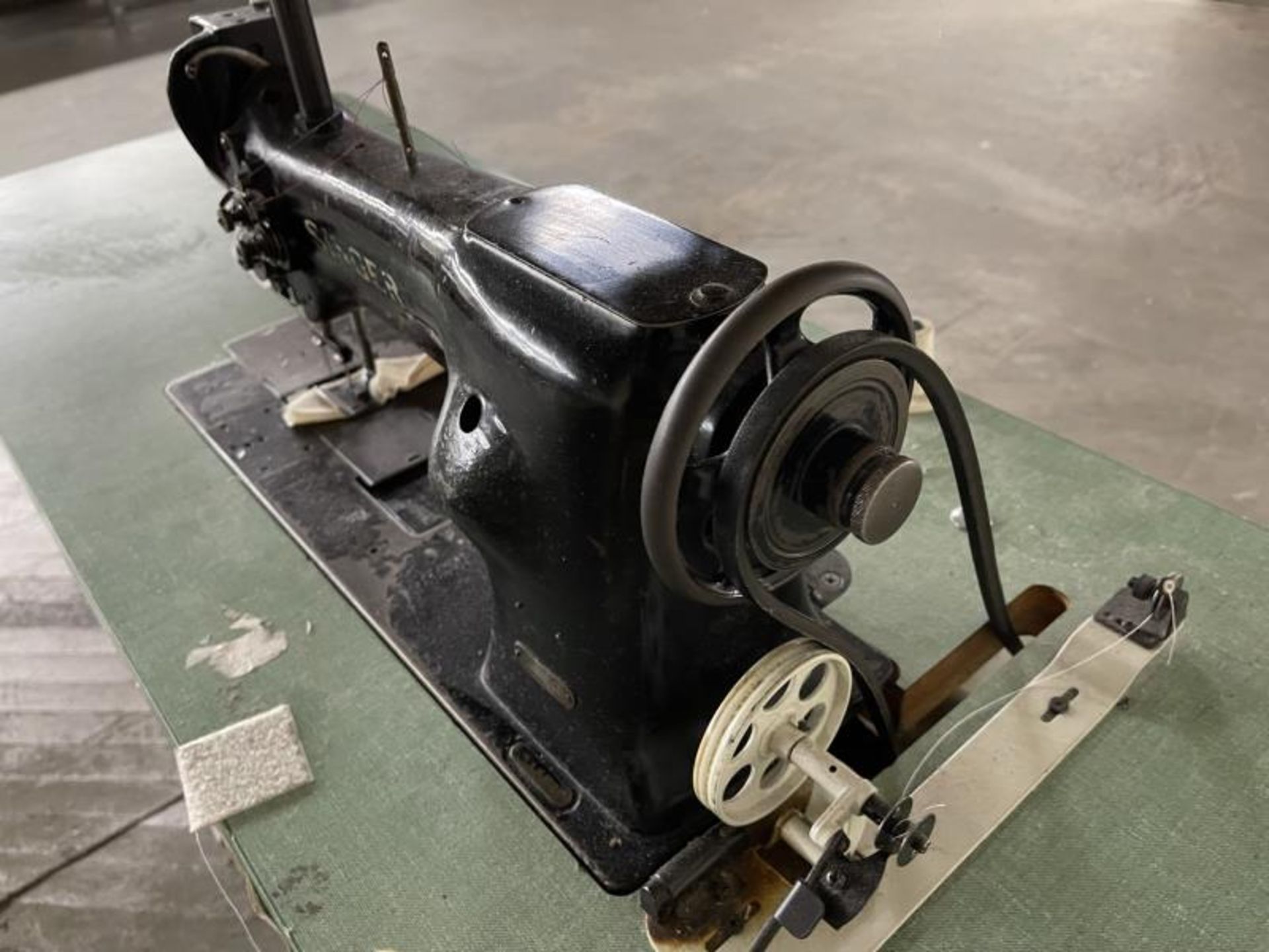 Singer Sewing Machine - Image 3 of 9