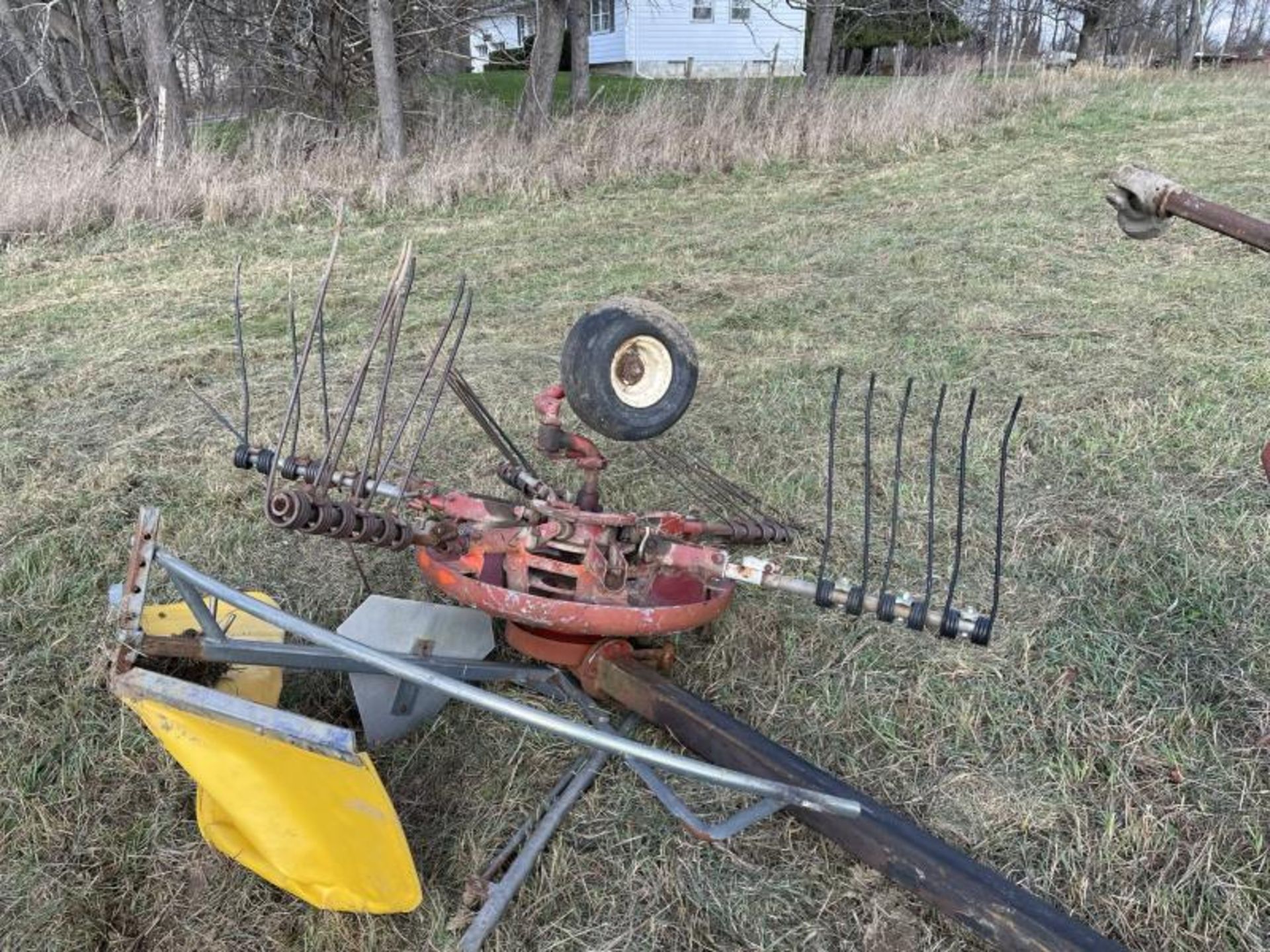 New Idea Rake Tedder, 3 Point Hitch PTO in 2 PartsParts - Image 5 of 7