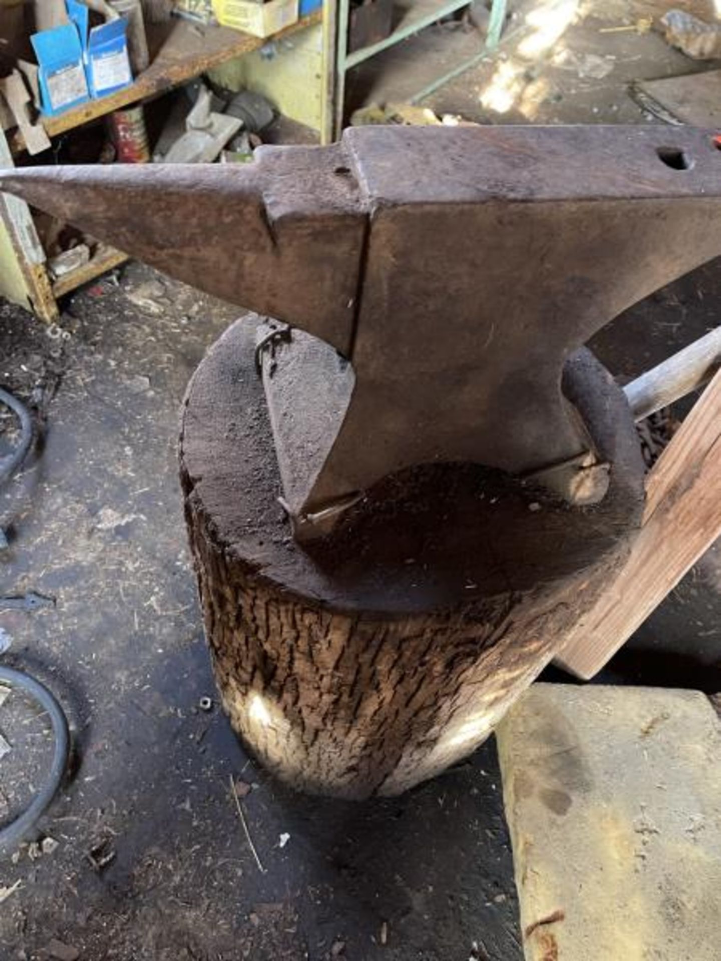 Blacksmith Anvil 10" Tall x 18.5" Long x 3.25" Wide; Mounted on LogWide; Mounted on Log - Image 4 of 5