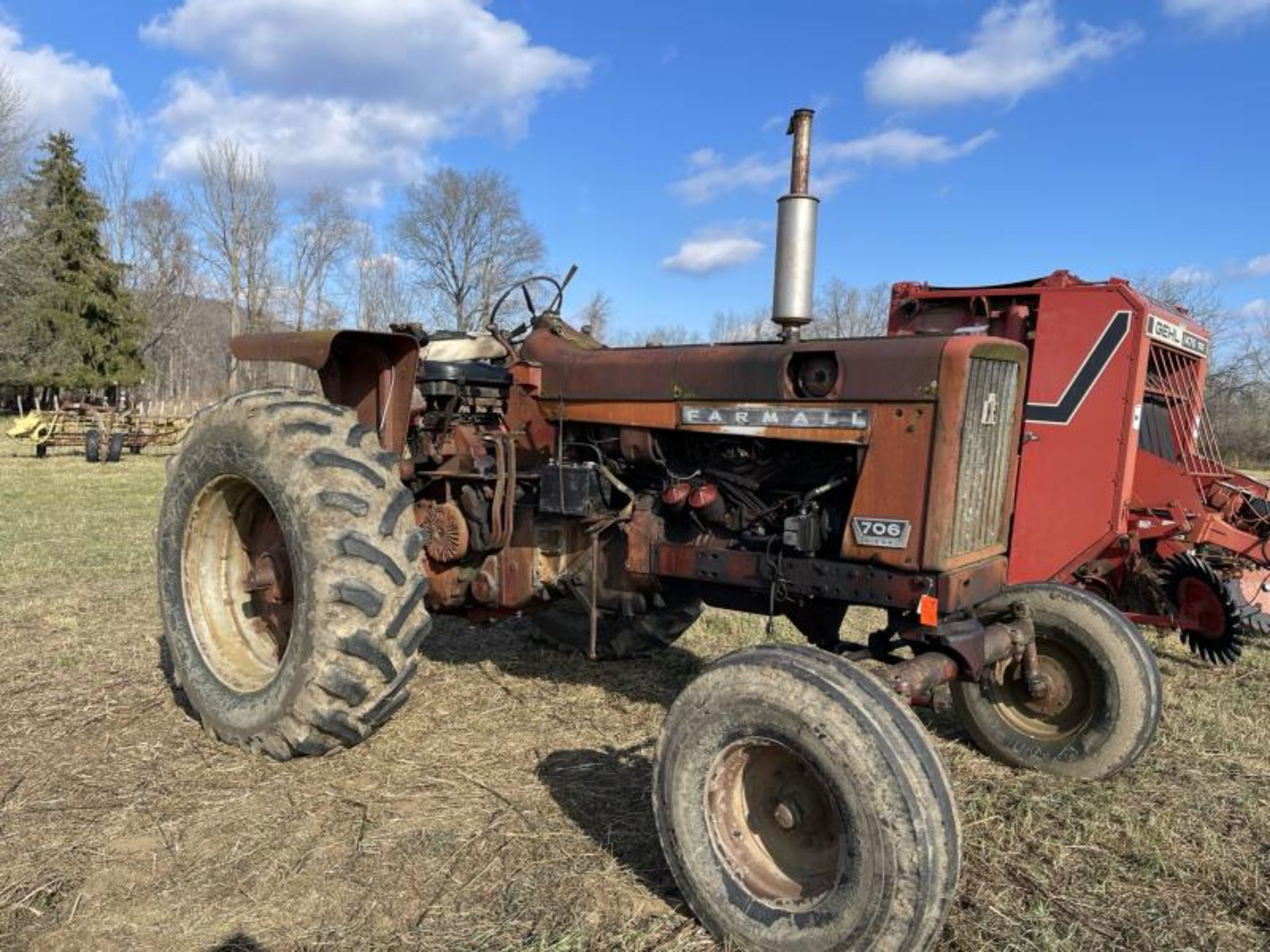 Farmall Tractor 706, Diesel, Runs & Drives, Shows 4039, Missing 1 Arm for 3-Point Hitch, Needs