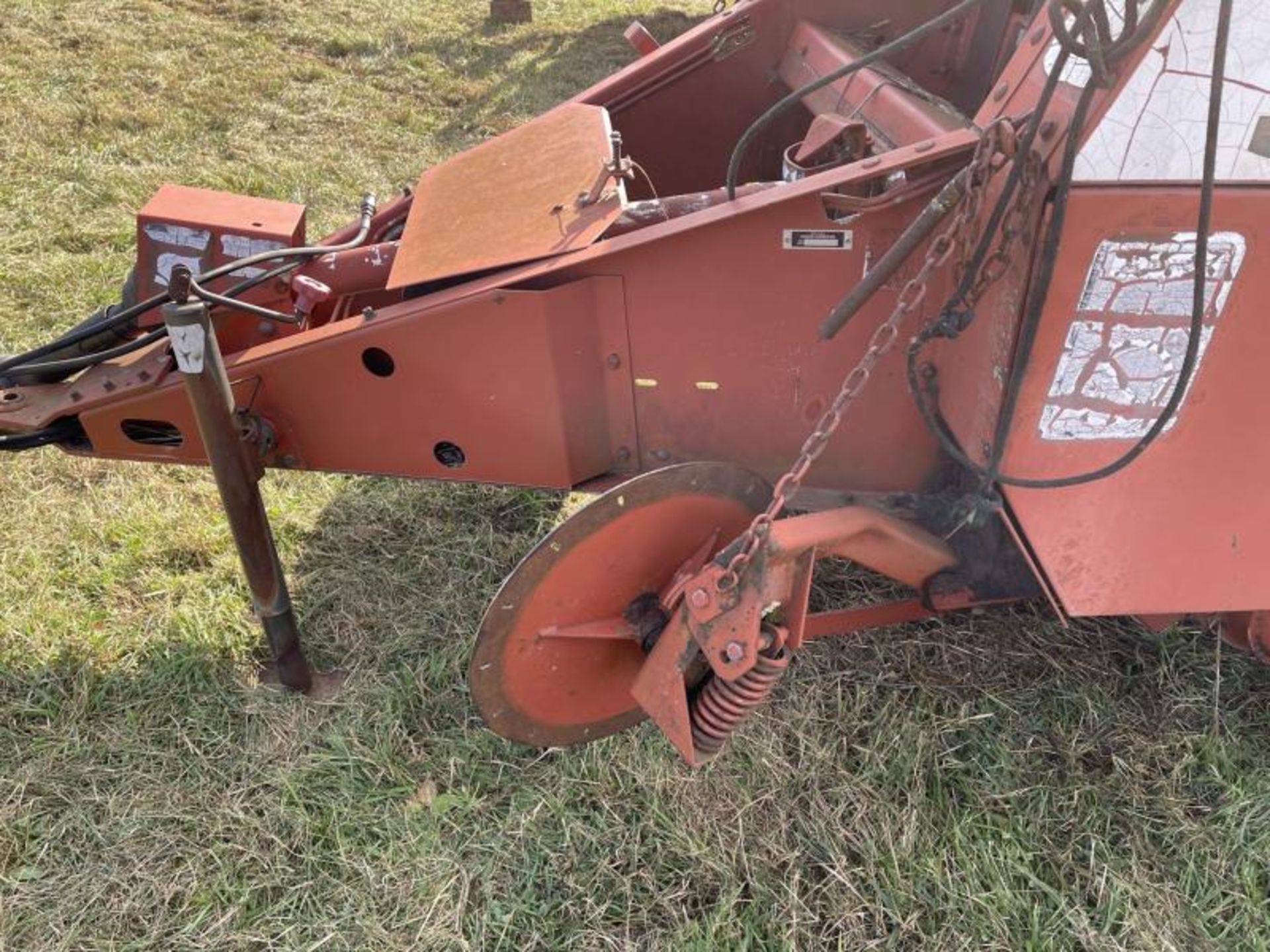 Hesston 530 Round Baler, 1 Belt Missing, New Belt Comes with Machine - Image 5 of 8