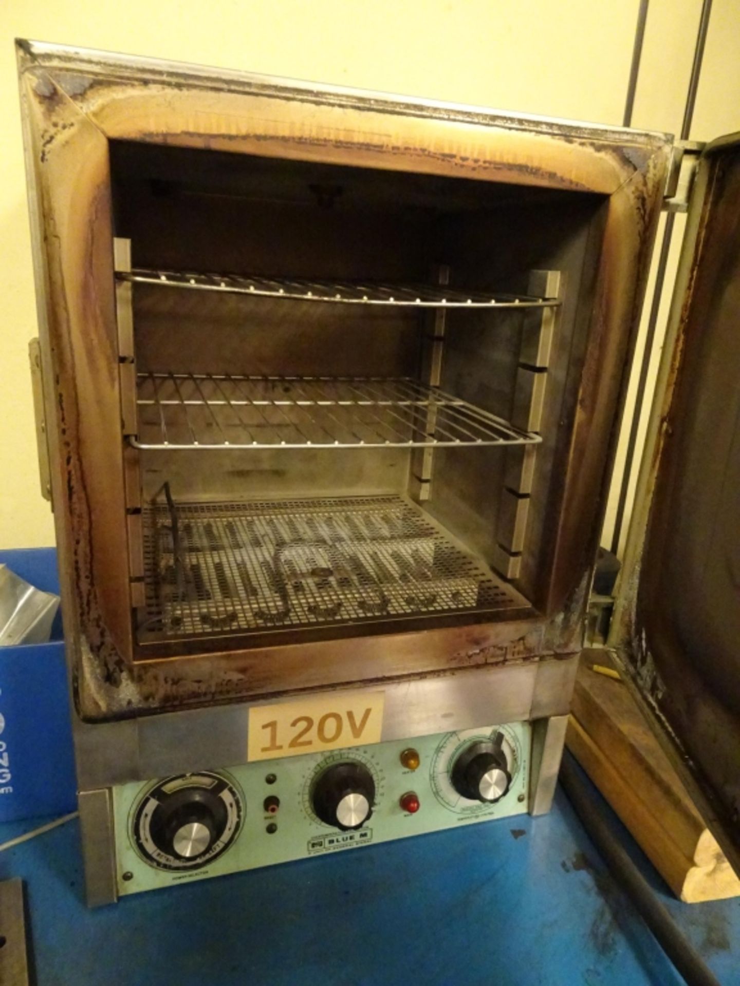 Blue M Model OV-12A Bench Top Lab Oven Max Temps 260 Degree C / 500 Degree F 120V, 1ph, 60Hz, sn - Image 2 of 3