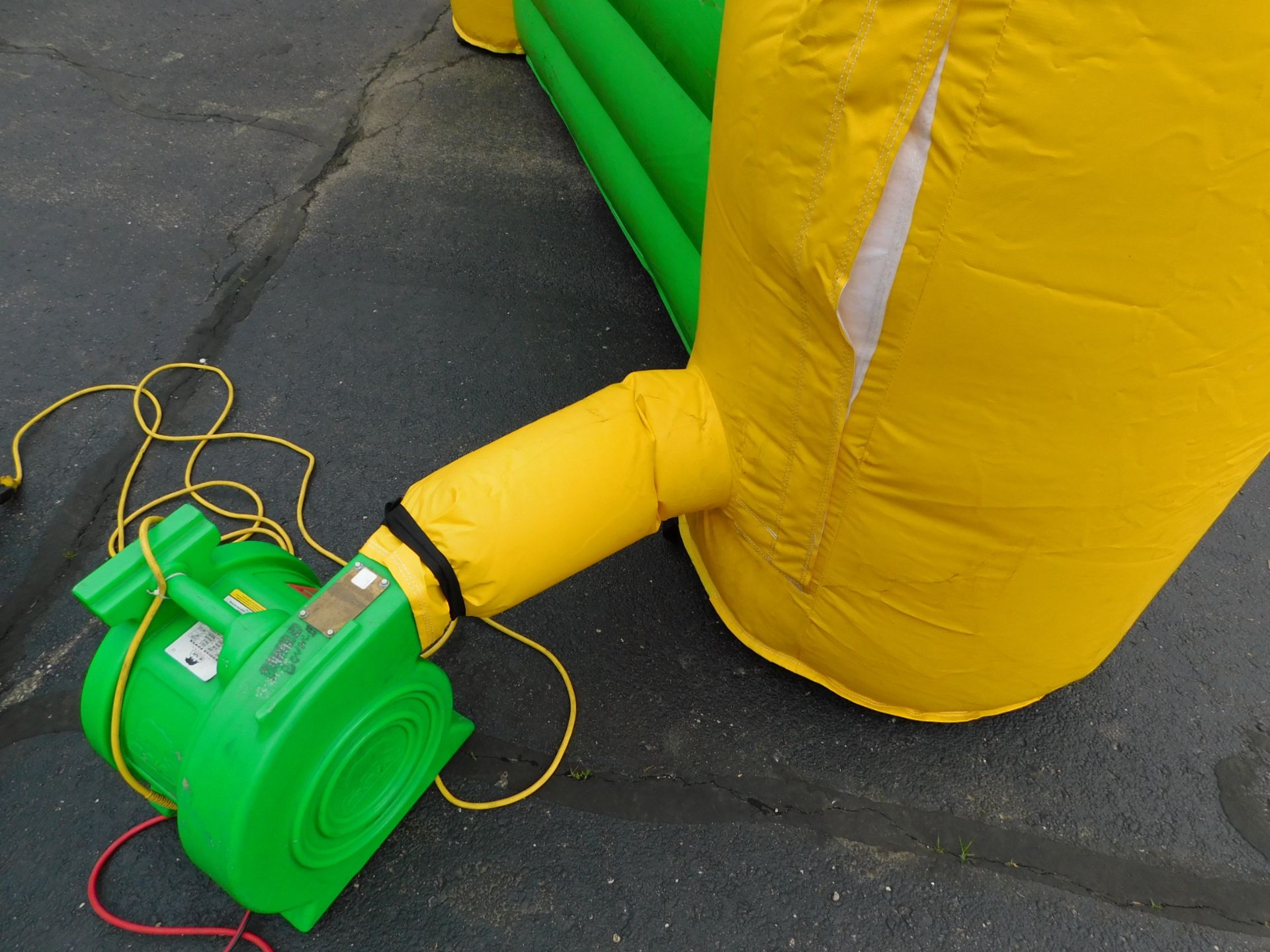 Palm Tree Dislpay Inflatable 12'WX3'LX10'H 1 Blower req. - Image 6 of 6