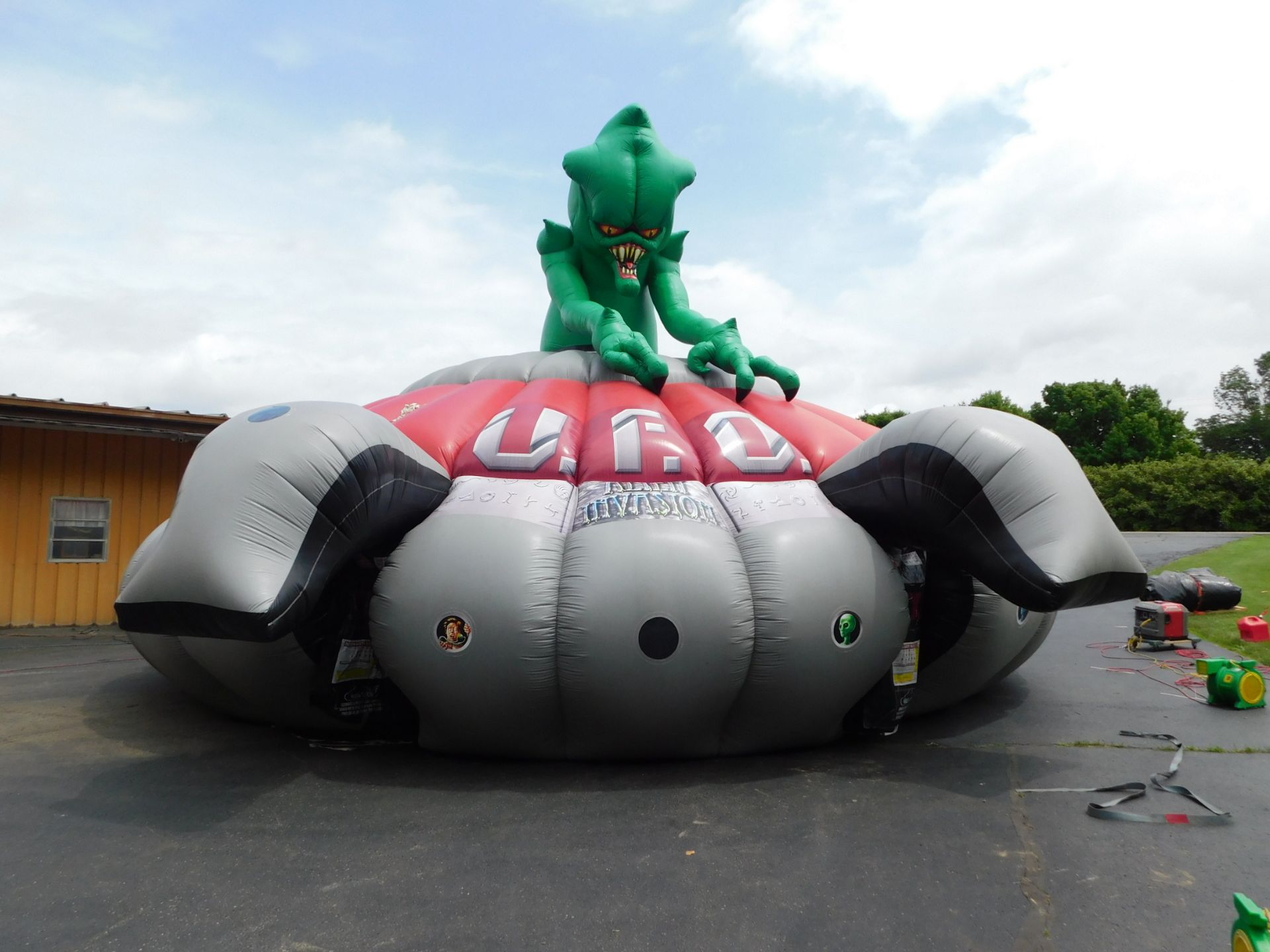 N-Flatables UFO Maze Inflatable Flying Saucer, (used for Laser tag-Guns Not Included) 40'UFO - Image 2 of 22