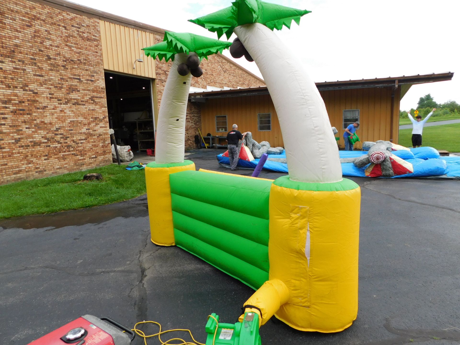 Palm Tree Dislpay Inflatable 12'WX3'LX10'H 1 Blower req. - Image 3 of 6
