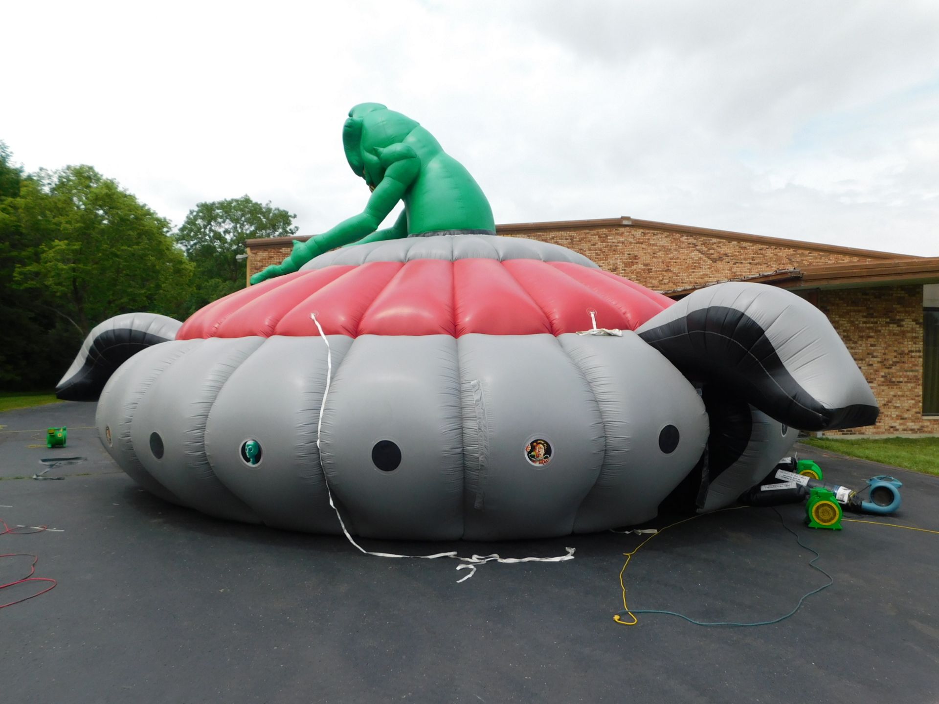 N-Flatables UFO Maze Inflatable Flying Saucer, (used for Laser tag-Guns Not Included) 40'UFO - Image 4 of 22