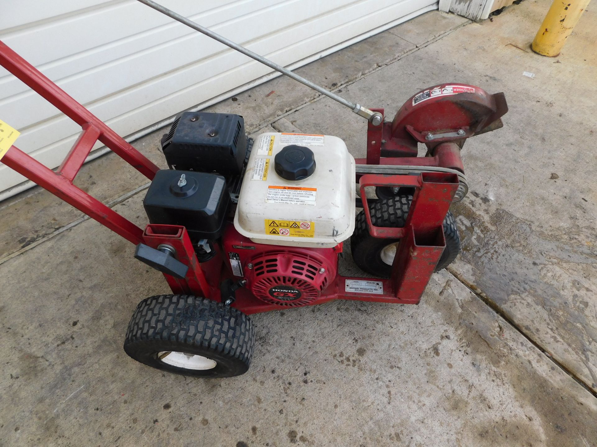 Brown Products E-104H Edge Master Gas powered Edger - Image 2 of 7