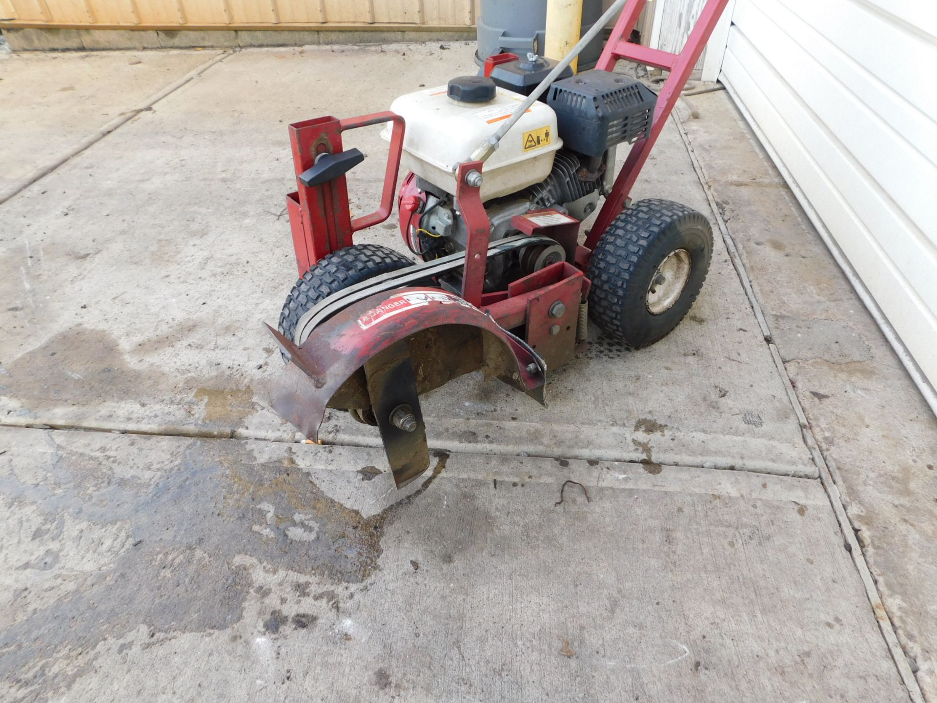 Brown Products E-104H Edge Master Gas powered Edger - Image 4 of 7