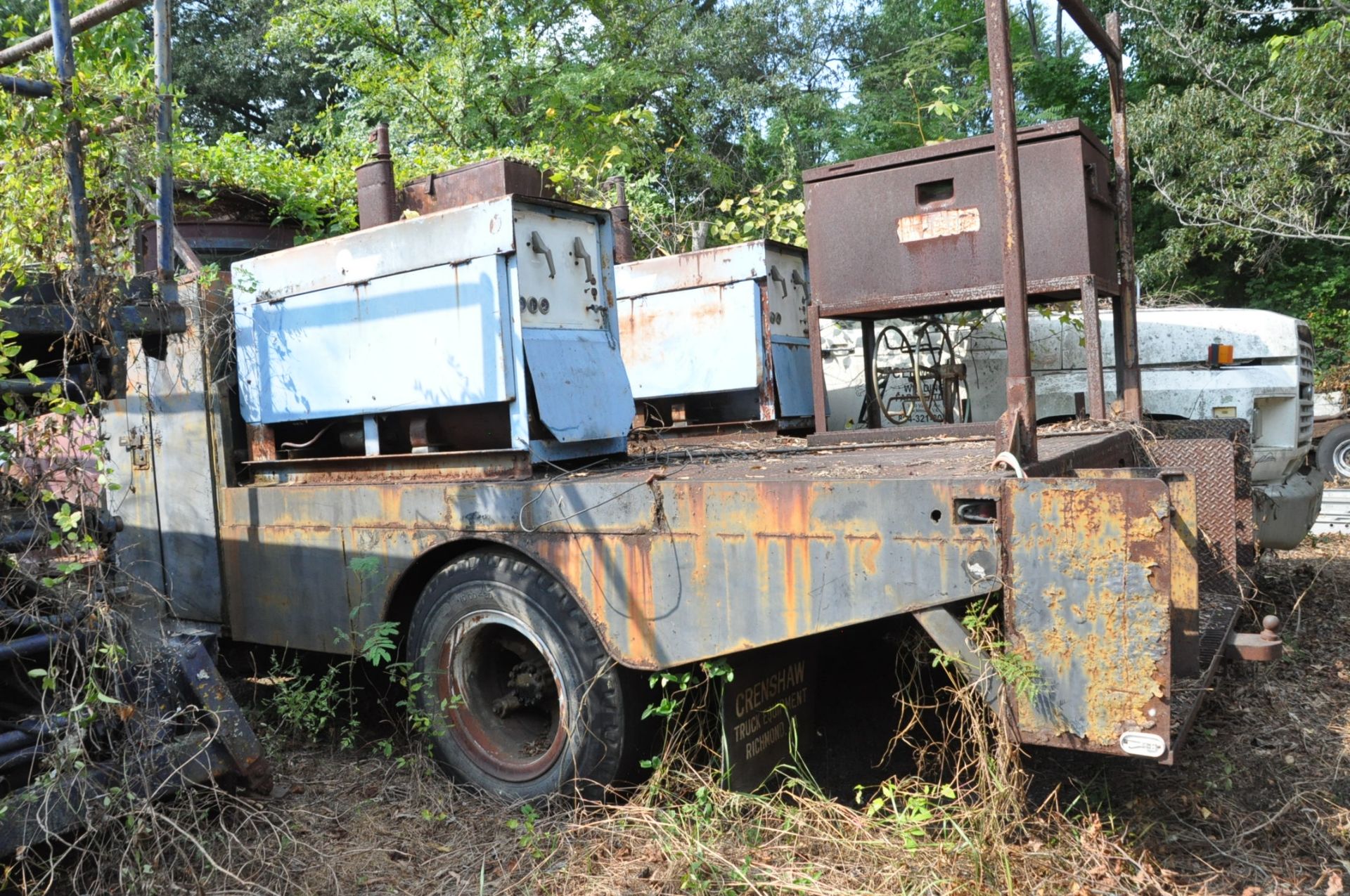 Ford 750 Flat Bed Truck, VIN N/a, Gas Engine, 5-Speed Manual Transmission, 8' x 15' Flat Bed, Job - Image 2 of 5