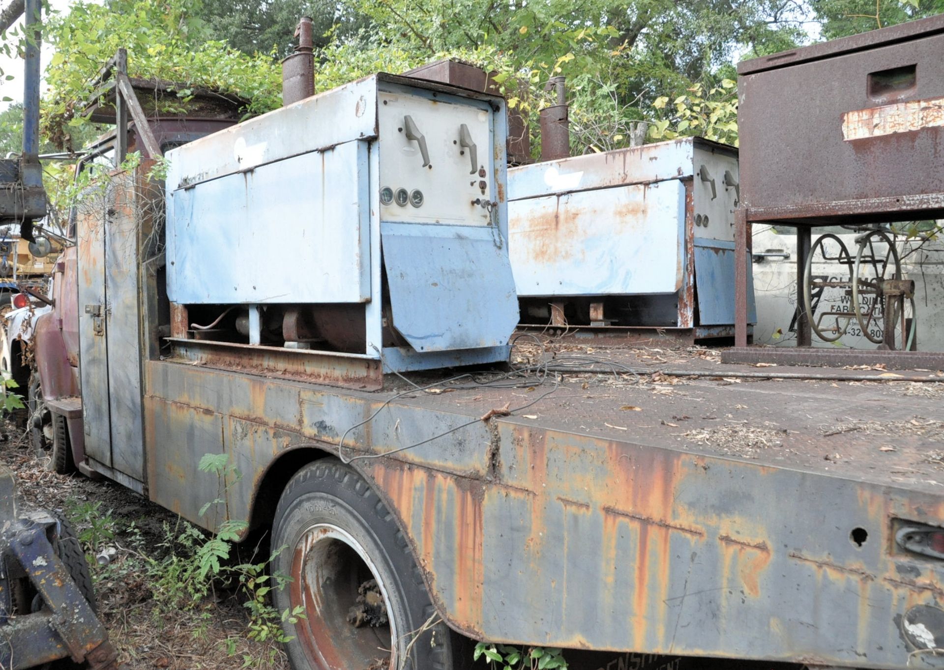 Ford 750 Flat Bed Truck, VIN N/a, Gas Engine, 5-Speed Manual Transmission, 8' x 15' Flat Bed, Job - Image 3 of 5