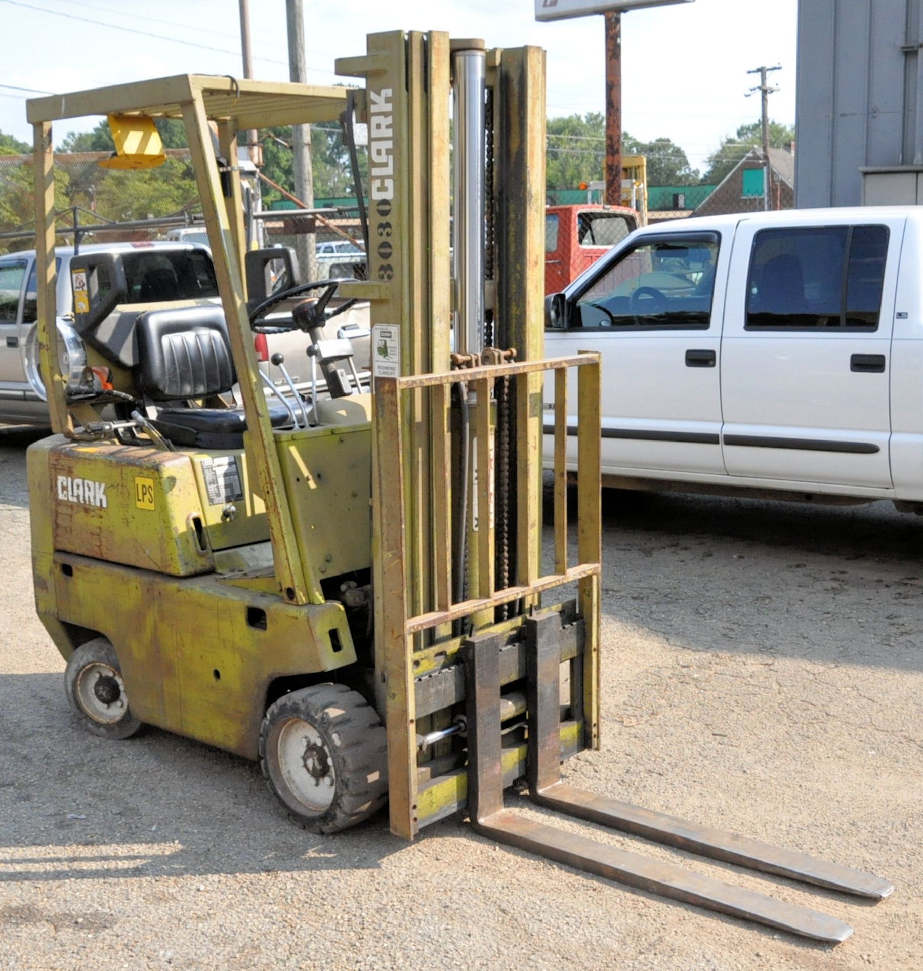 Clark Model 0500-30, 2,325 Lbs. x 188" Lift Capacity LP Gas Fork Lift Truck, S/n 235-209-5150, 3- - Image 2 of 6