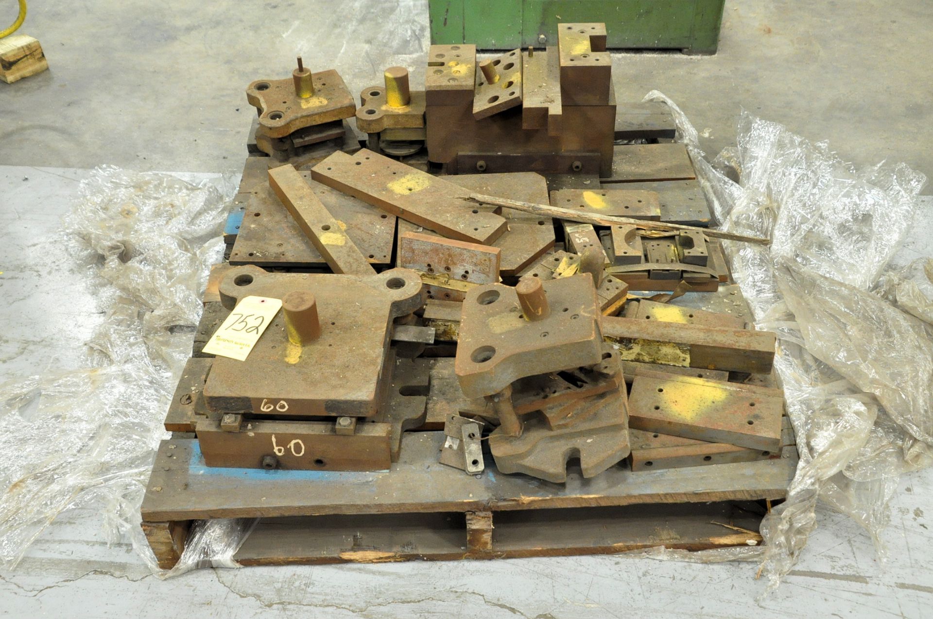 Lot-Various Fixtures on (1) Pallet