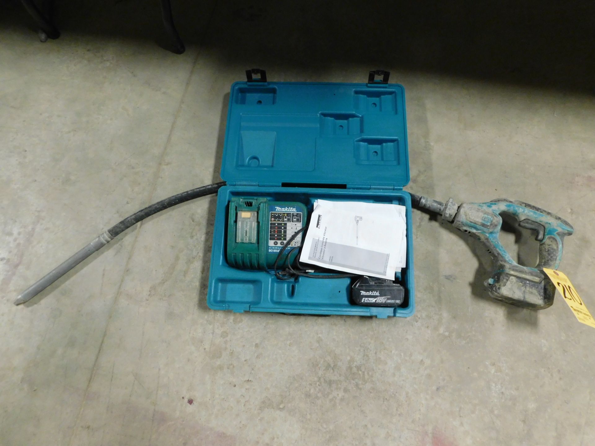 Makita 18 Volt Cordless Concrete Vibrator with Charger and Batteries