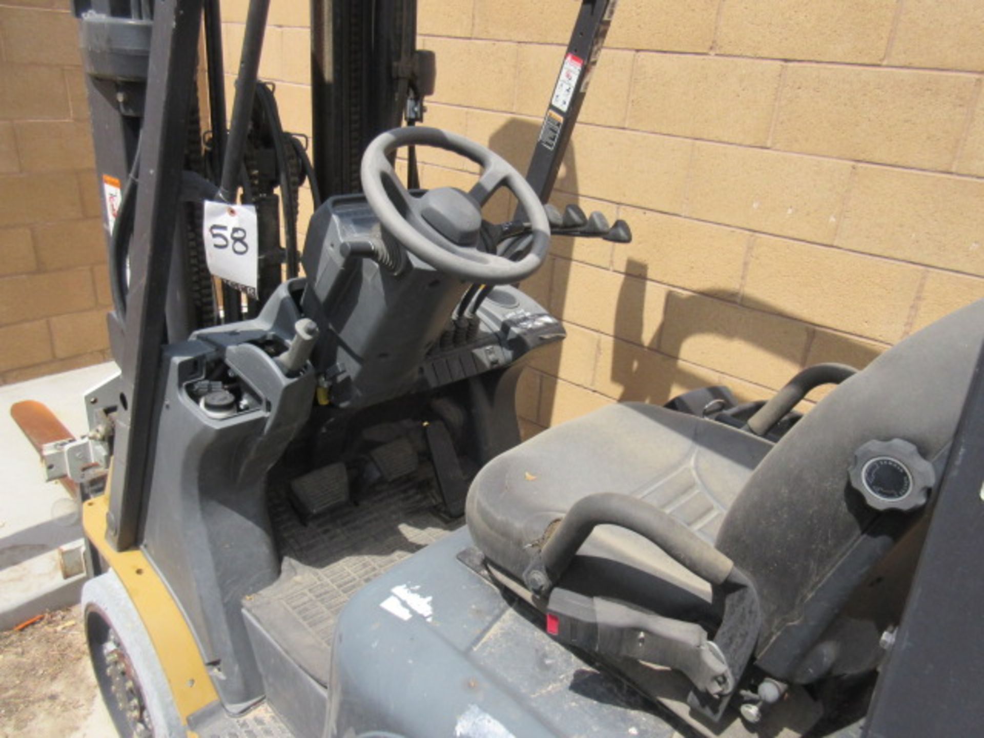 CAT LP Gas Forklift - Image 8 of 10