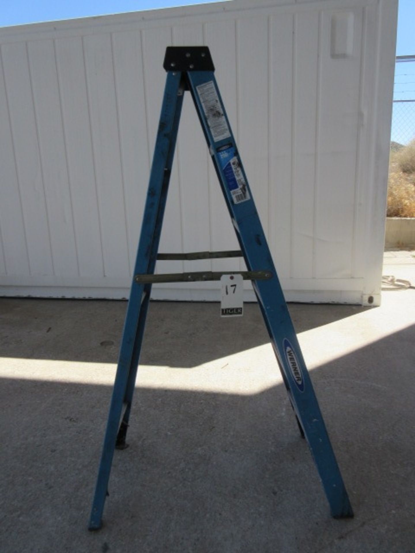 6 foot Fiberglass Ladder - Image 2 of 5