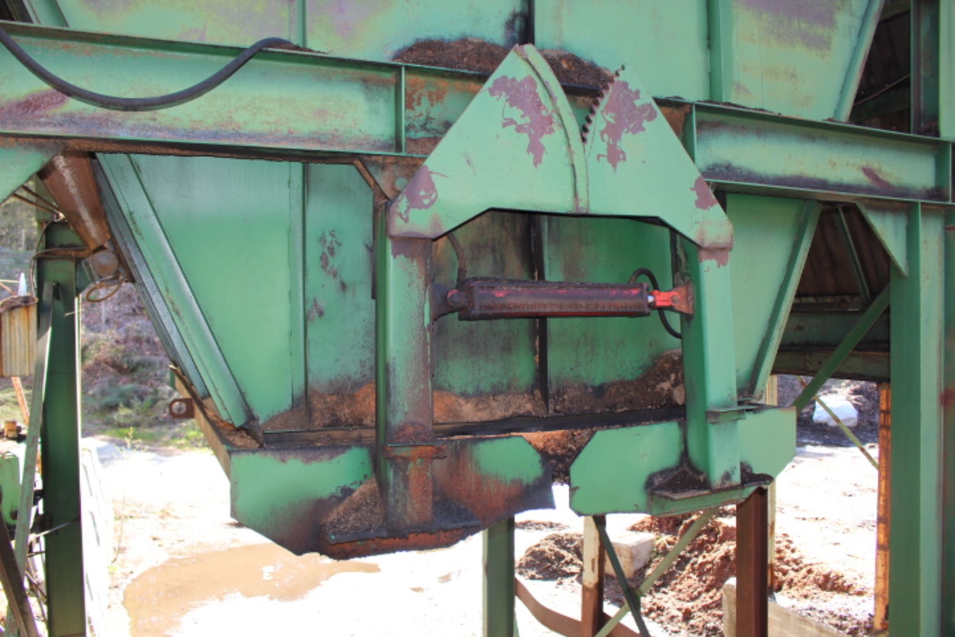 20 UNIT SHAVINGS BIN, CLAMSHELL OPENING, W/ 20HP HPU, CYCLONE - Image 2 of 6