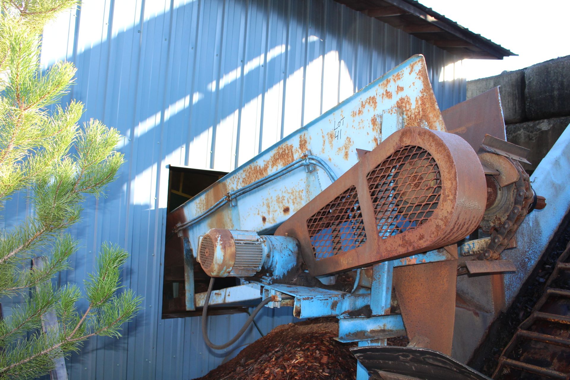 FLYTED CHAIN INCLINE CHIP CONVEYOR (FROM SCREEN), 13" X 16'; W/ SEW EURODRIVE 1.5HP 230/460V; 17.