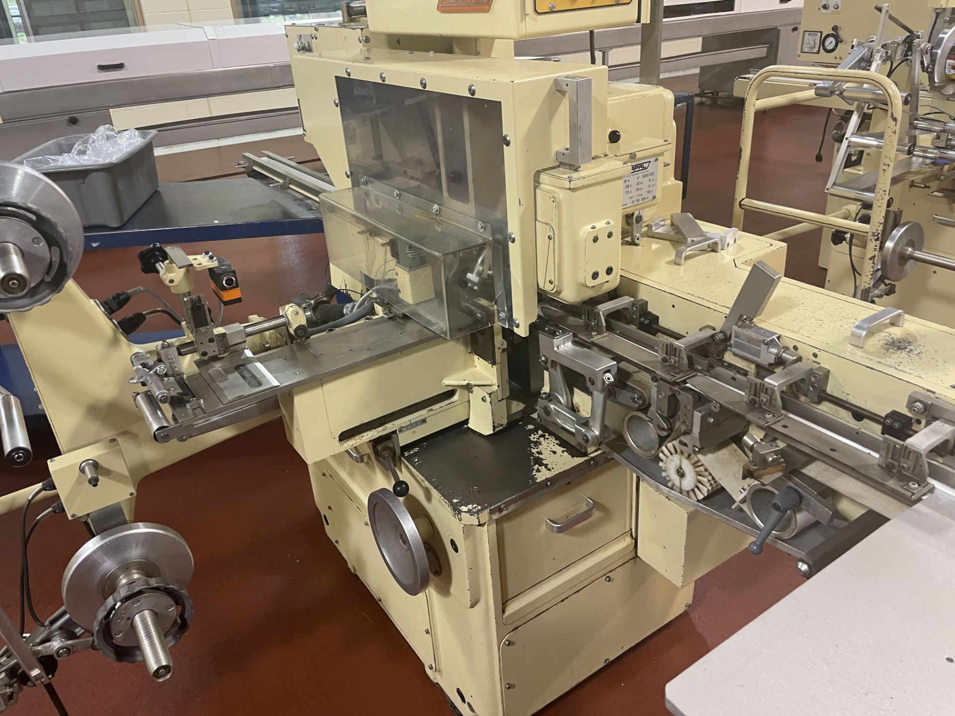 Sapal model BI-e high speed foil wrapper for chocolates with belt infeed, electric eye for printed - Image 8 of 12